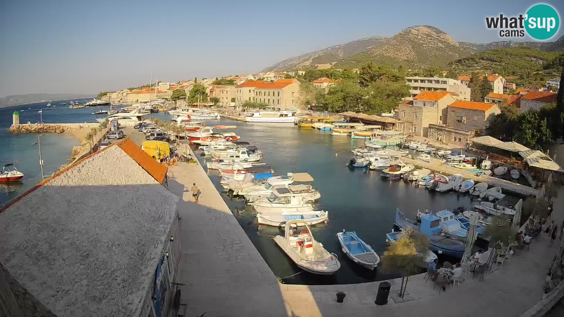 Web kamera Bol Riva – Pogled uživo na luku i marinu