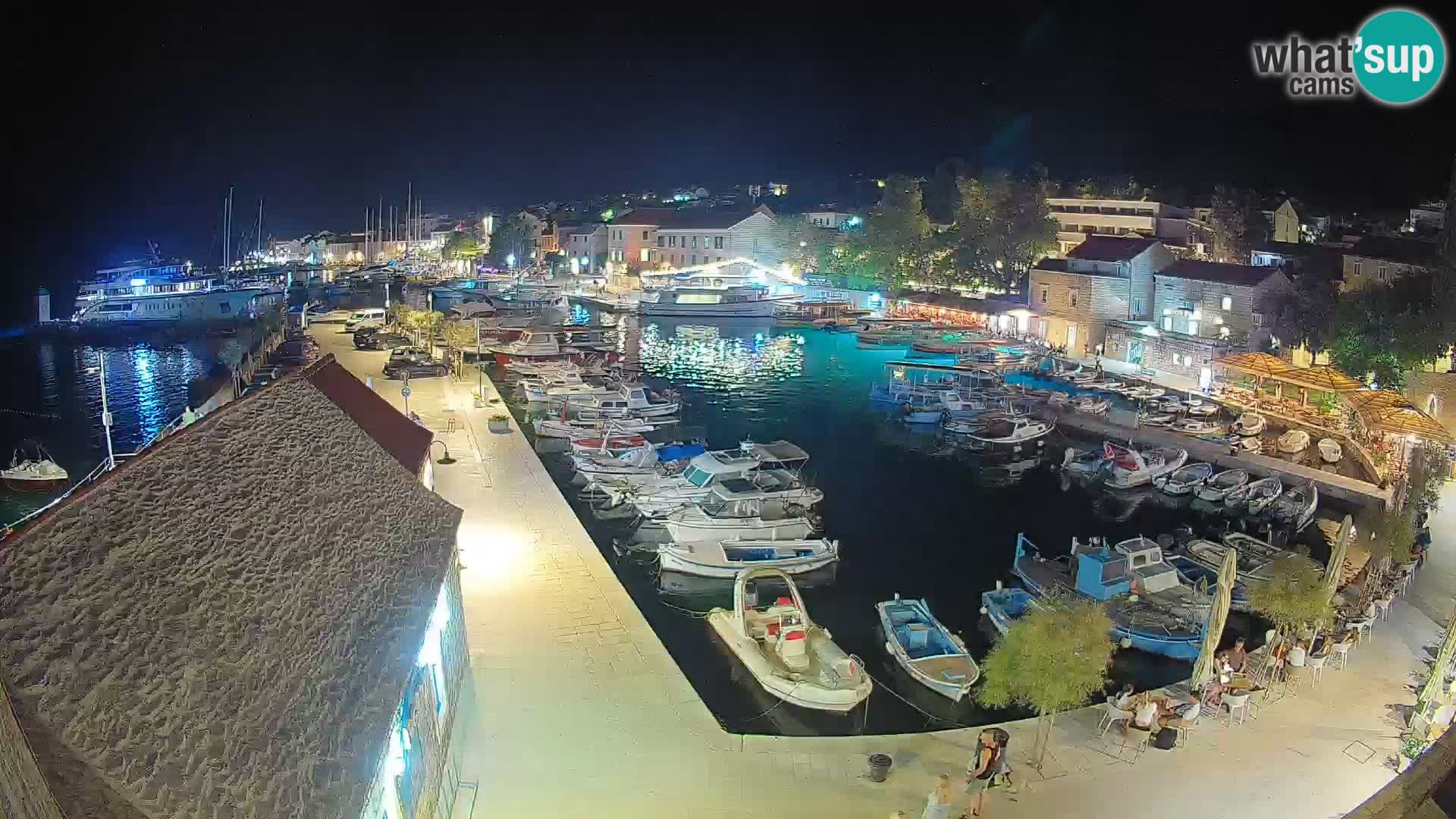 Spletna kamera Bol pristanišče – Pogled v živo na Rivo in marino