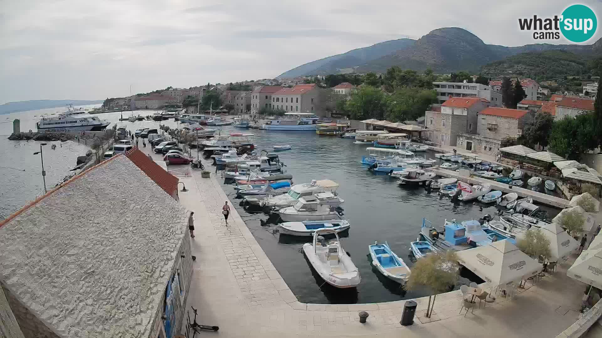 Web kamera Bol Riva – Pogled uživo na luku i marinu