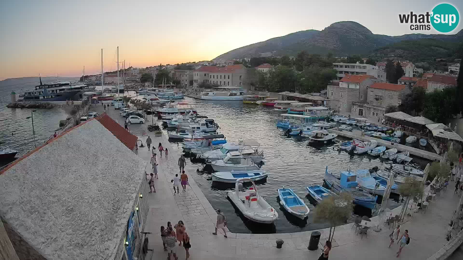 Spletna kamera Bol pristanišče – Pogled v živo na Rivo in marino