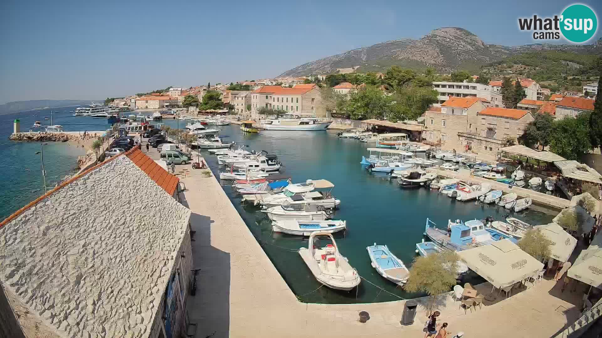 Web kamera Bol Riva – Pogled uživo na luku i marinu