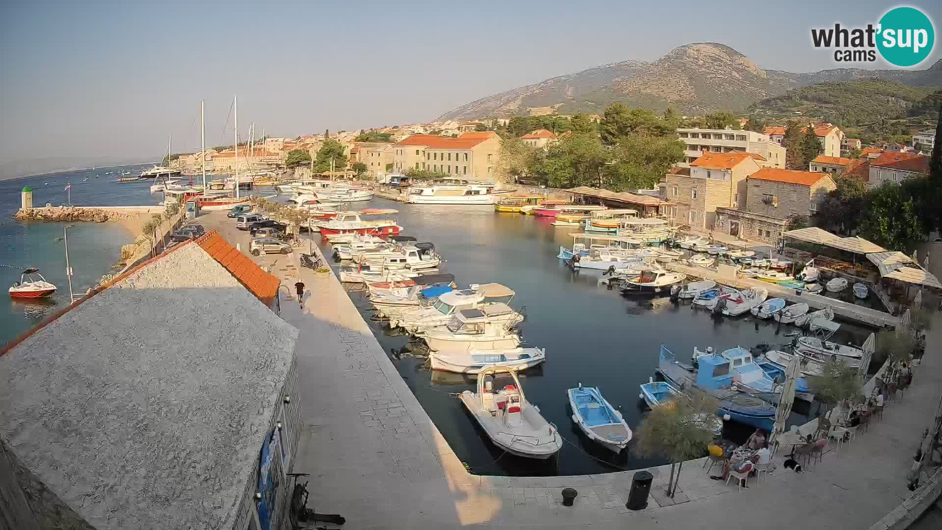 Spletna kamera Bol pristanišče – Pogled v živo na Rivo in marino