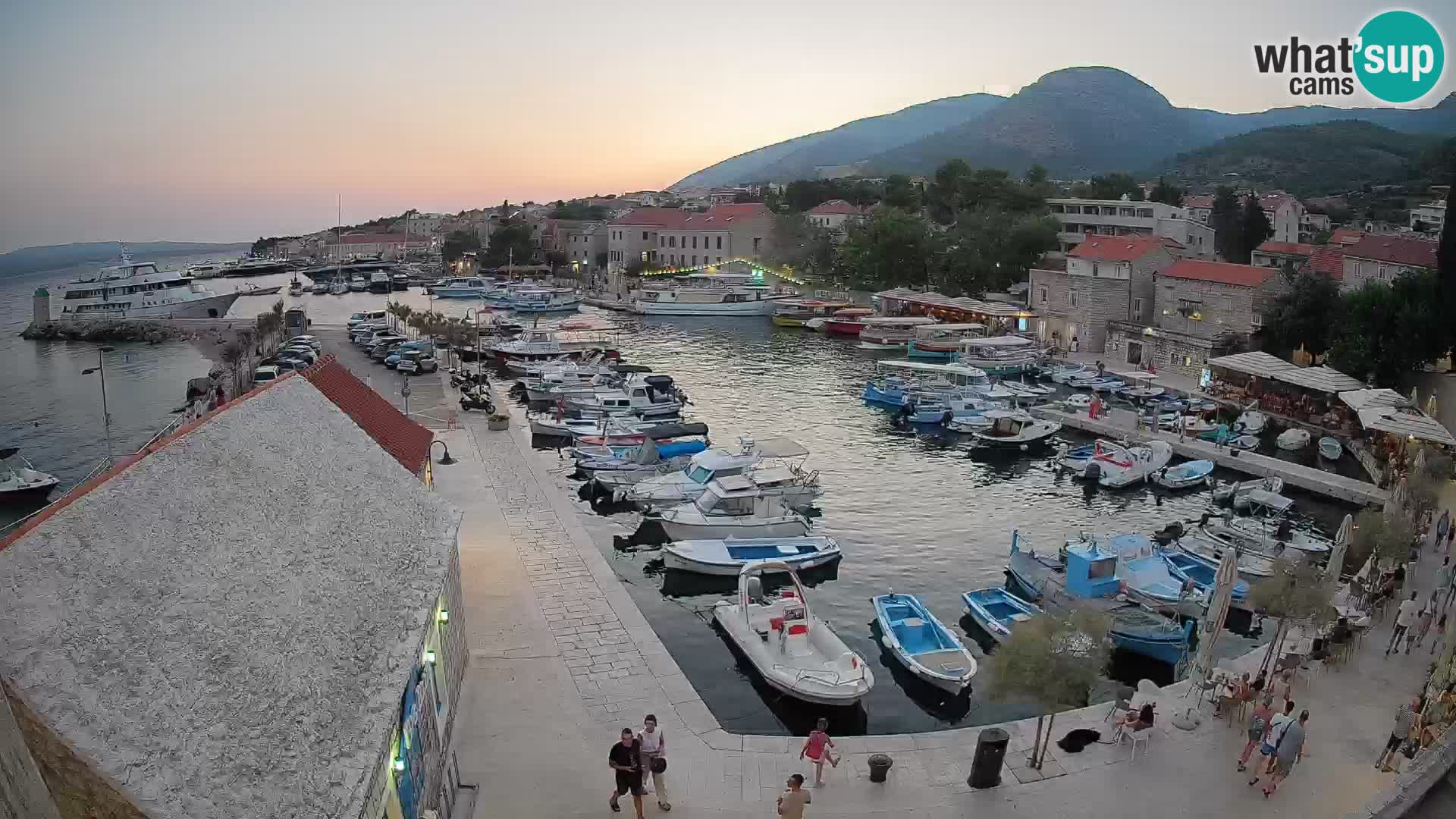 Spletna kamera Bol pristanišče – Pogled v živo na Rivo in marino
