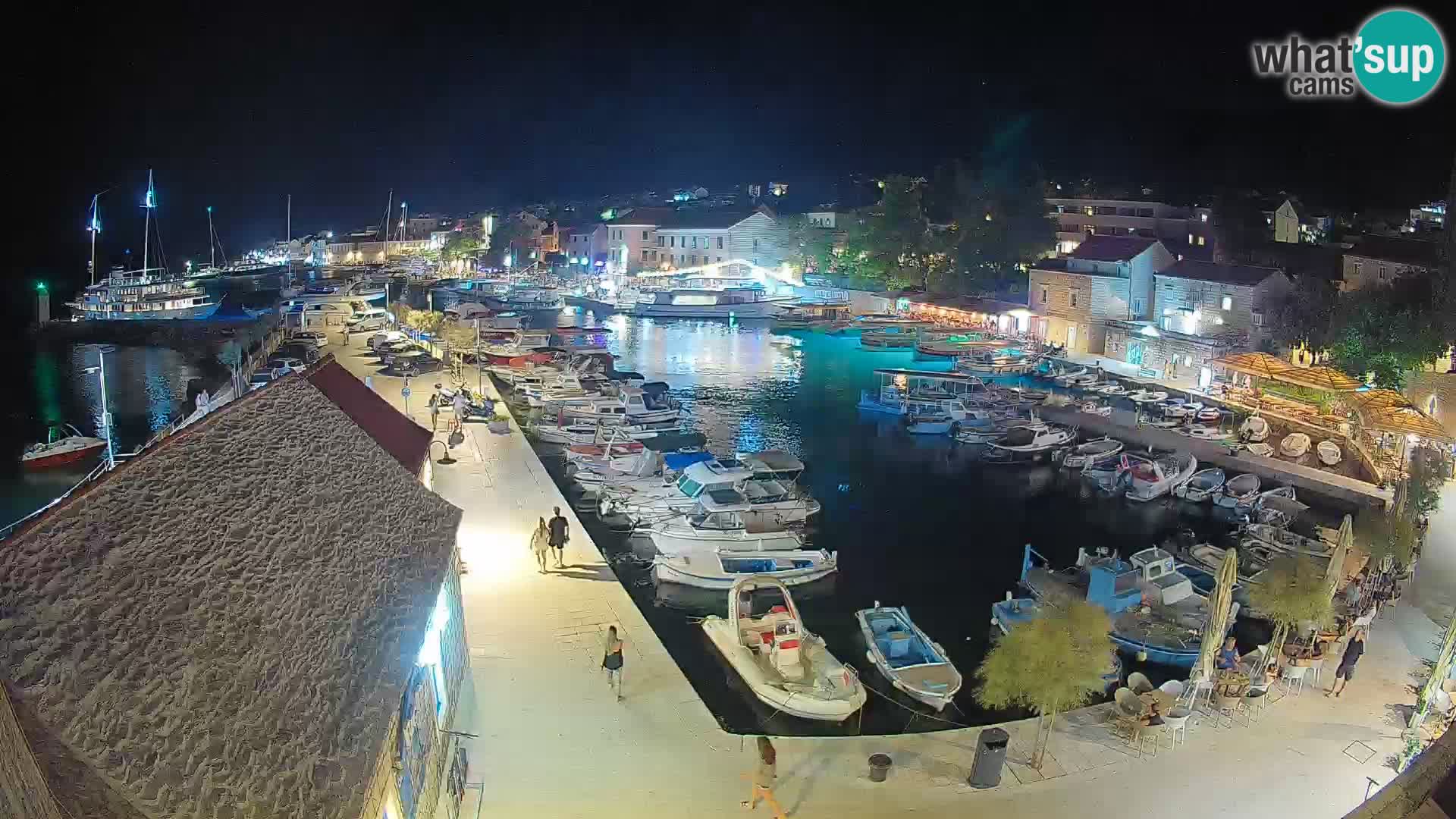 Spletna kamera Bol pristanišče – Pogled v živo na Rivo in marino