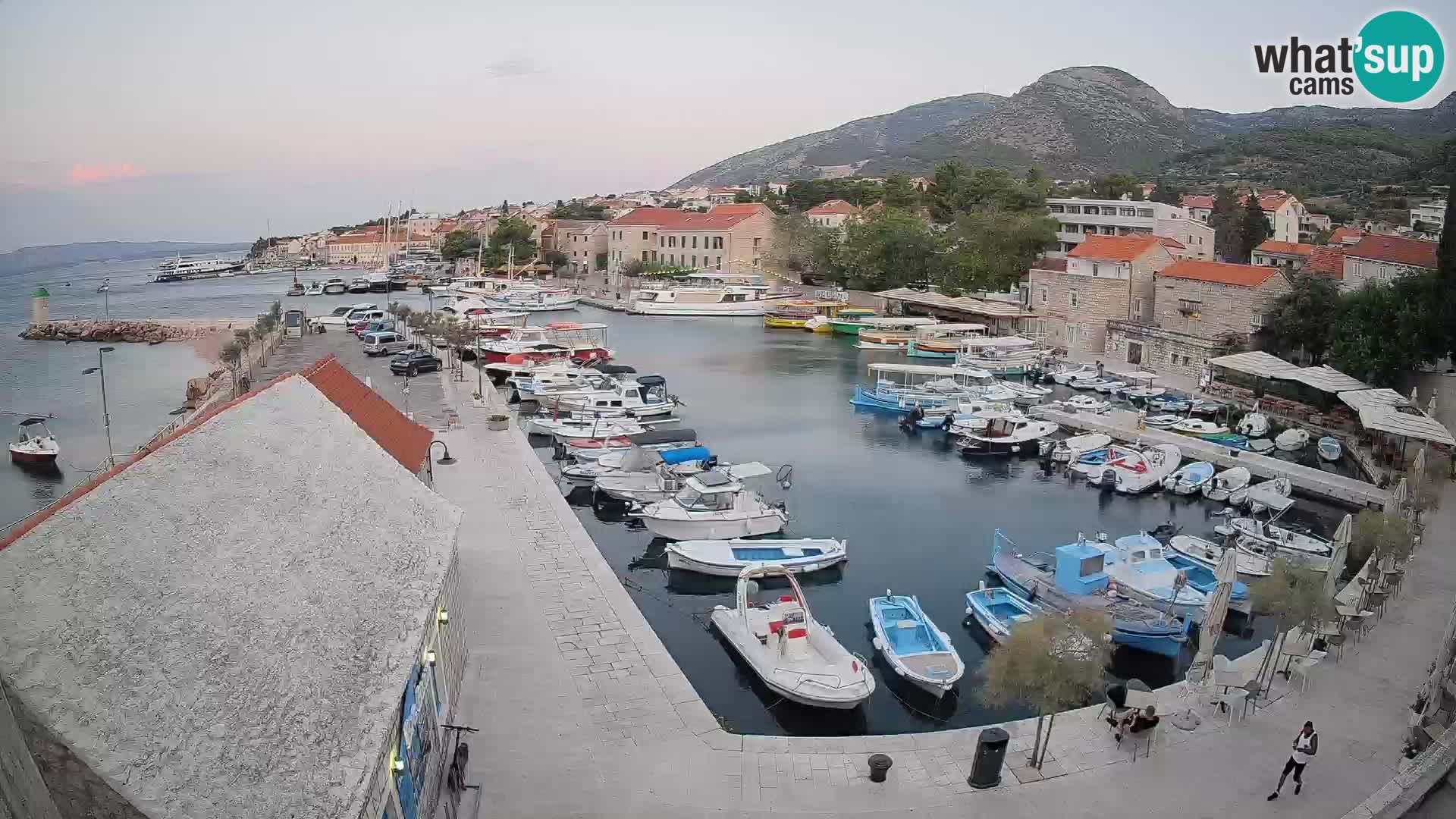 Spletna kamera Bol pristanišče – Pogled v živo na Rivo in marino