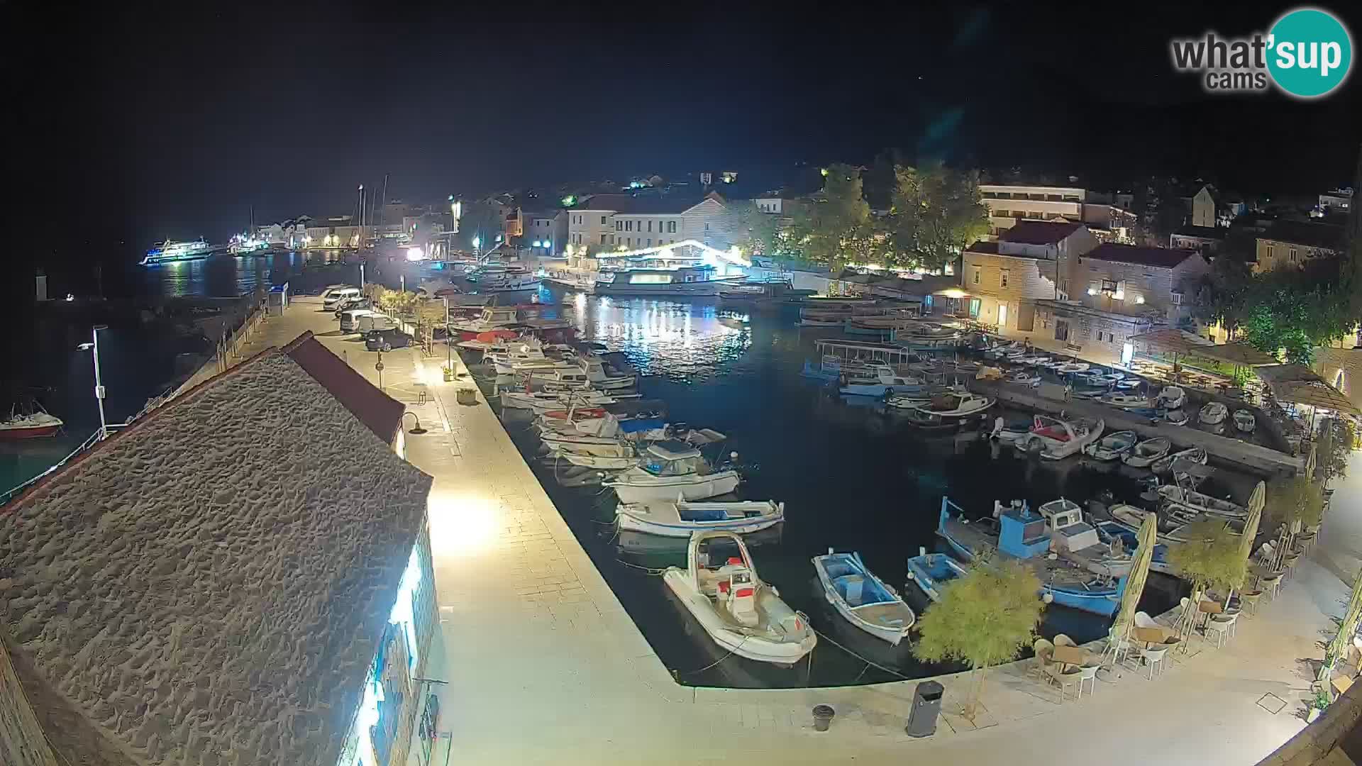 Web kamera Bol Riva – Pogled uživo na luku i marinu
