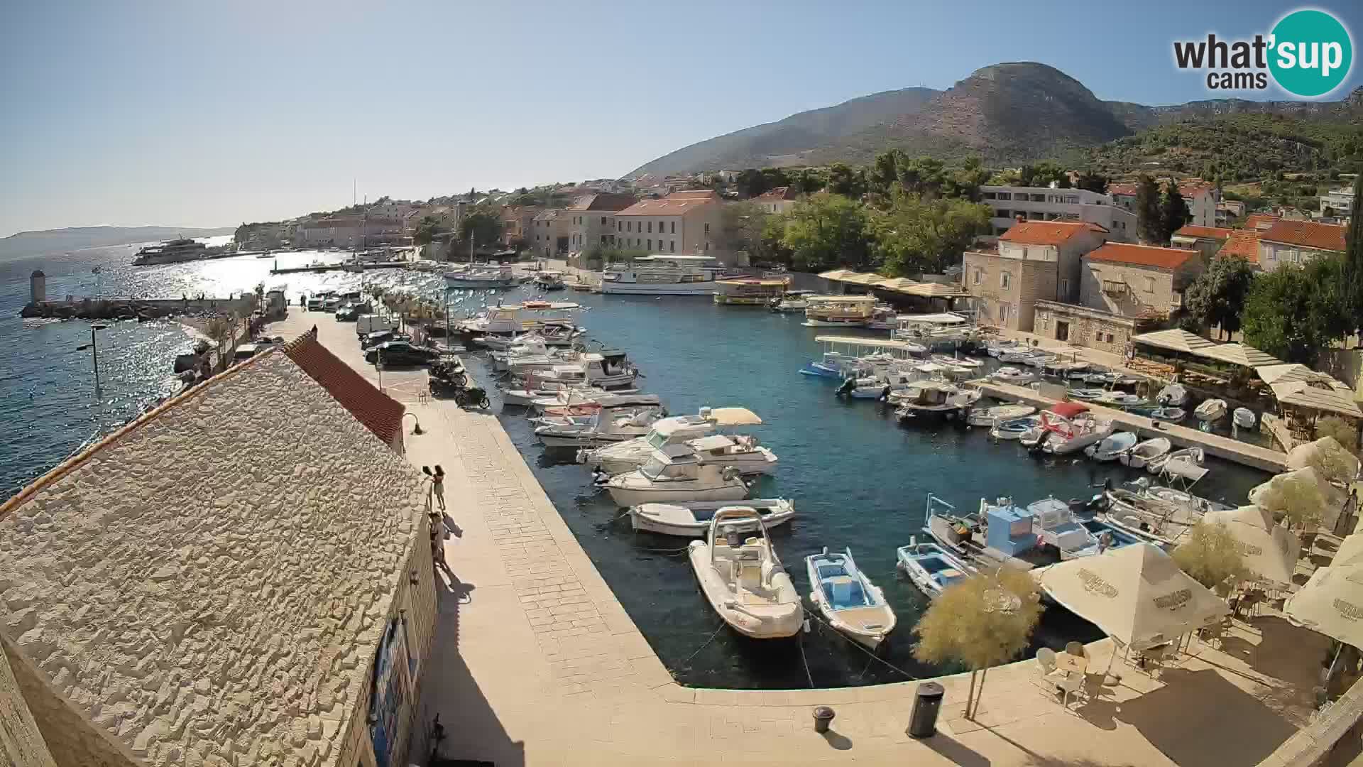 Spletna kamera Bol pristanišče – Pogled v živo na Rivo in marino