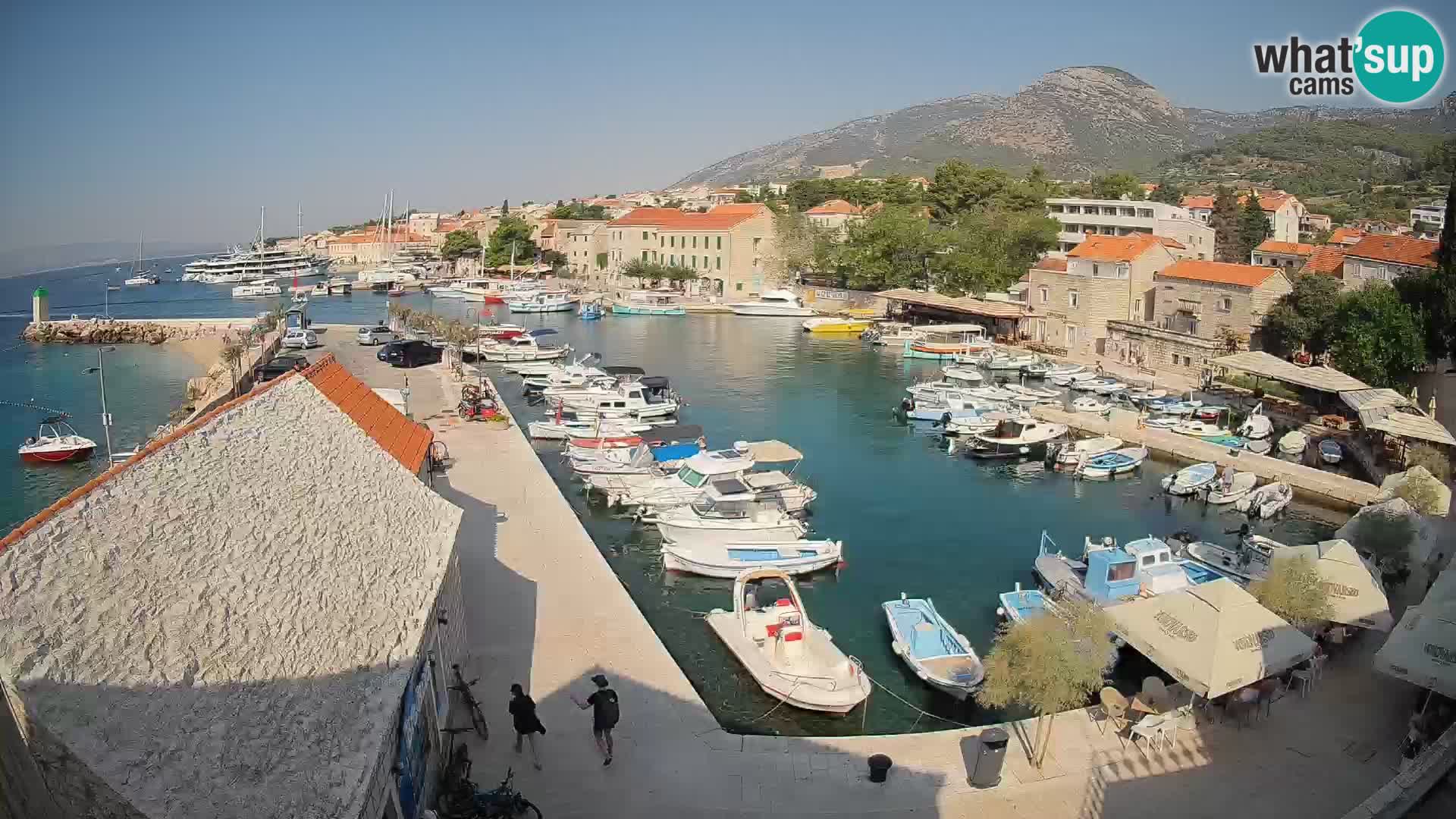 Web kamera Bol Riva – Pogled uživo na luku i marinu
