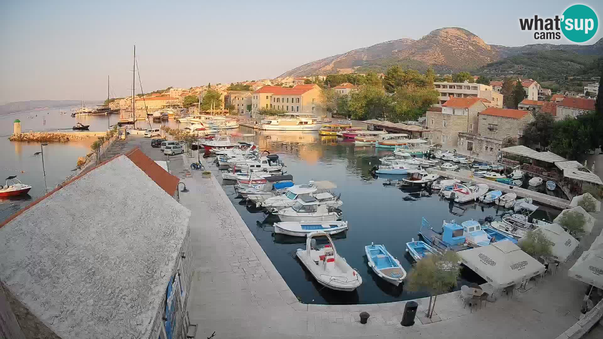 Spletna kamera Bol pristanišče – Pogled v živo na Rivo in marino