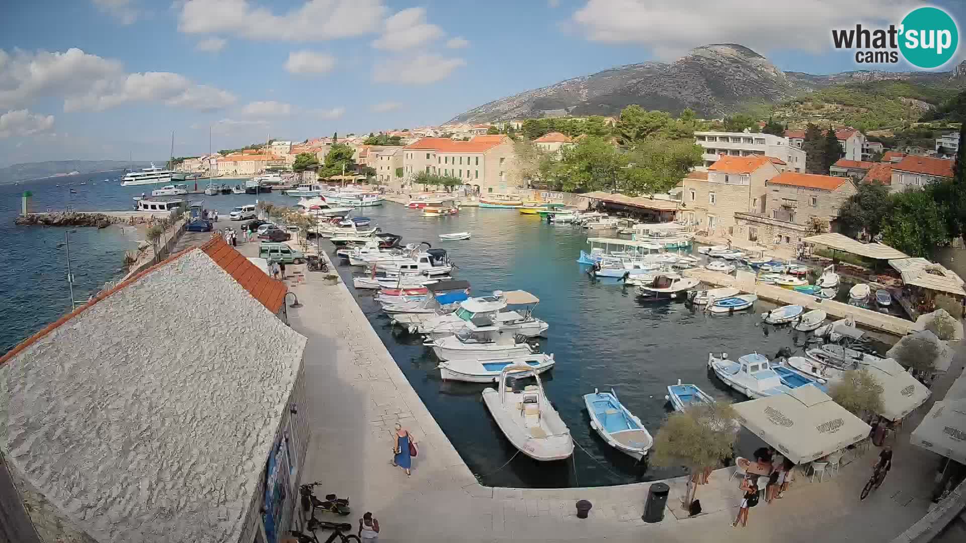 Spletna kamera Bol pristanišče – Pogled v živo na Rivo in marino