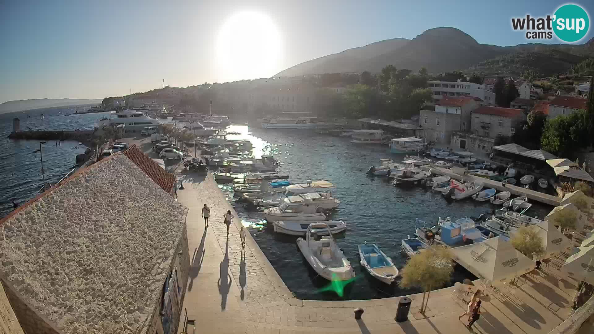 Spletna kamera Bol pristanišče – Pogled v živo na Rivo in marino