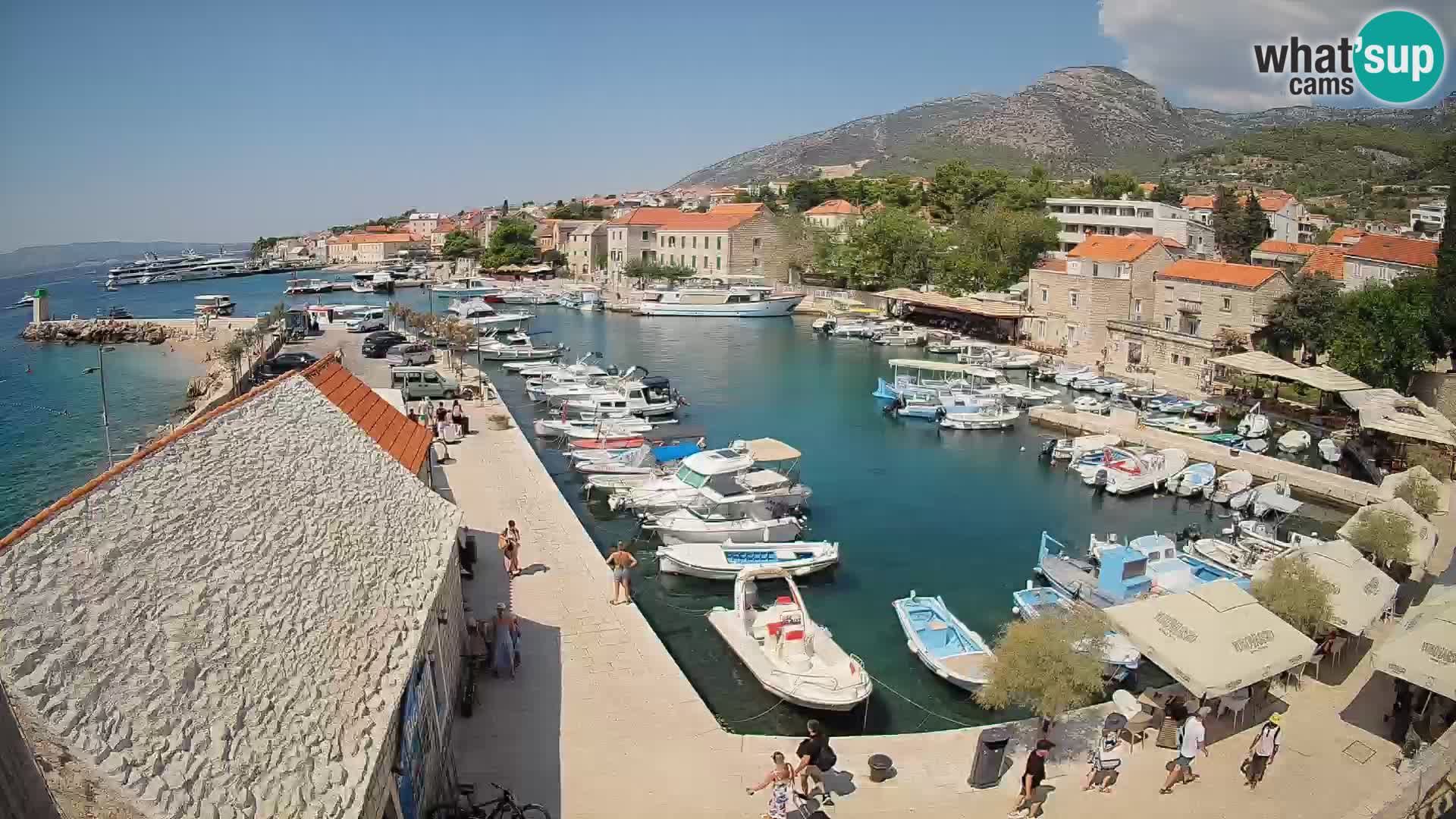 Spletna kamera Bol pristanišče – Pogled v živo na Rivo in marino