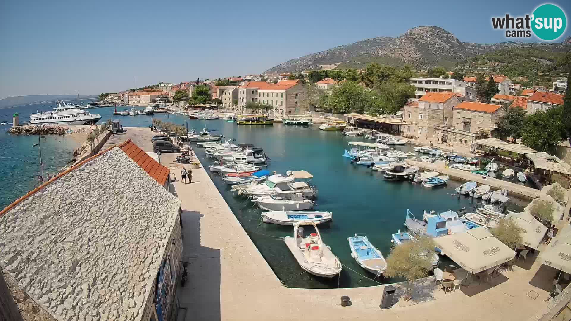 Web kamera Bol Riva – Pogled uživo na luku i marinu