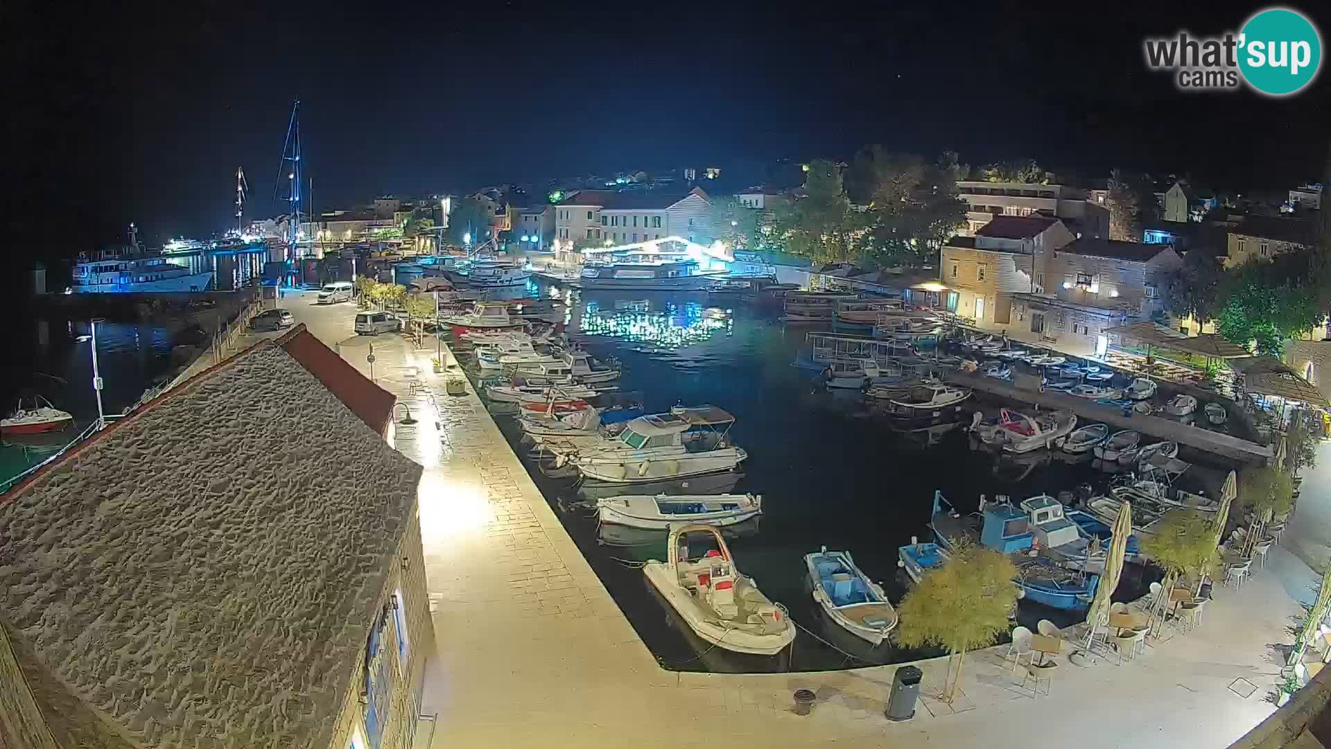 Web kamera Bol Riva – Pogled uživo na luku i marinu