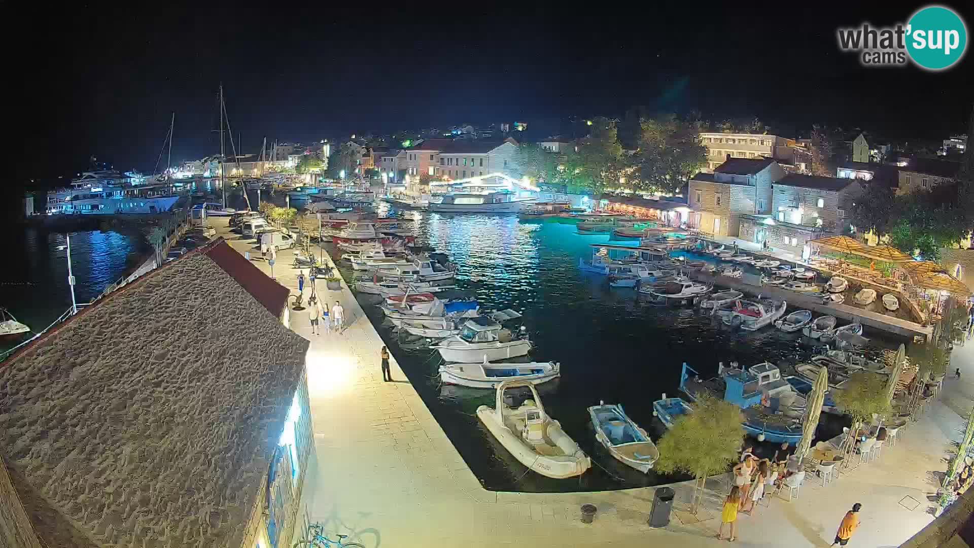Spletna kamera Bol pristanišče – Pogled v živo na Rivo in marino