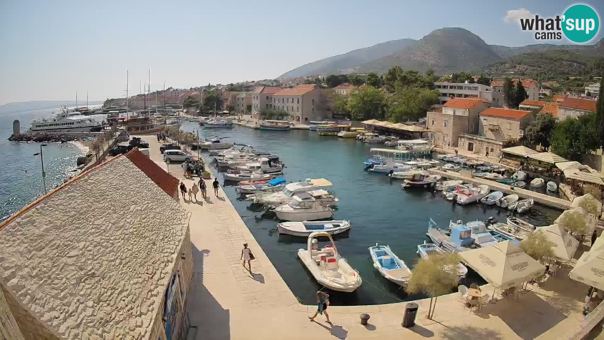 Spletna kamera Bol pristanišče – Pogled v živo na Rivo in marino