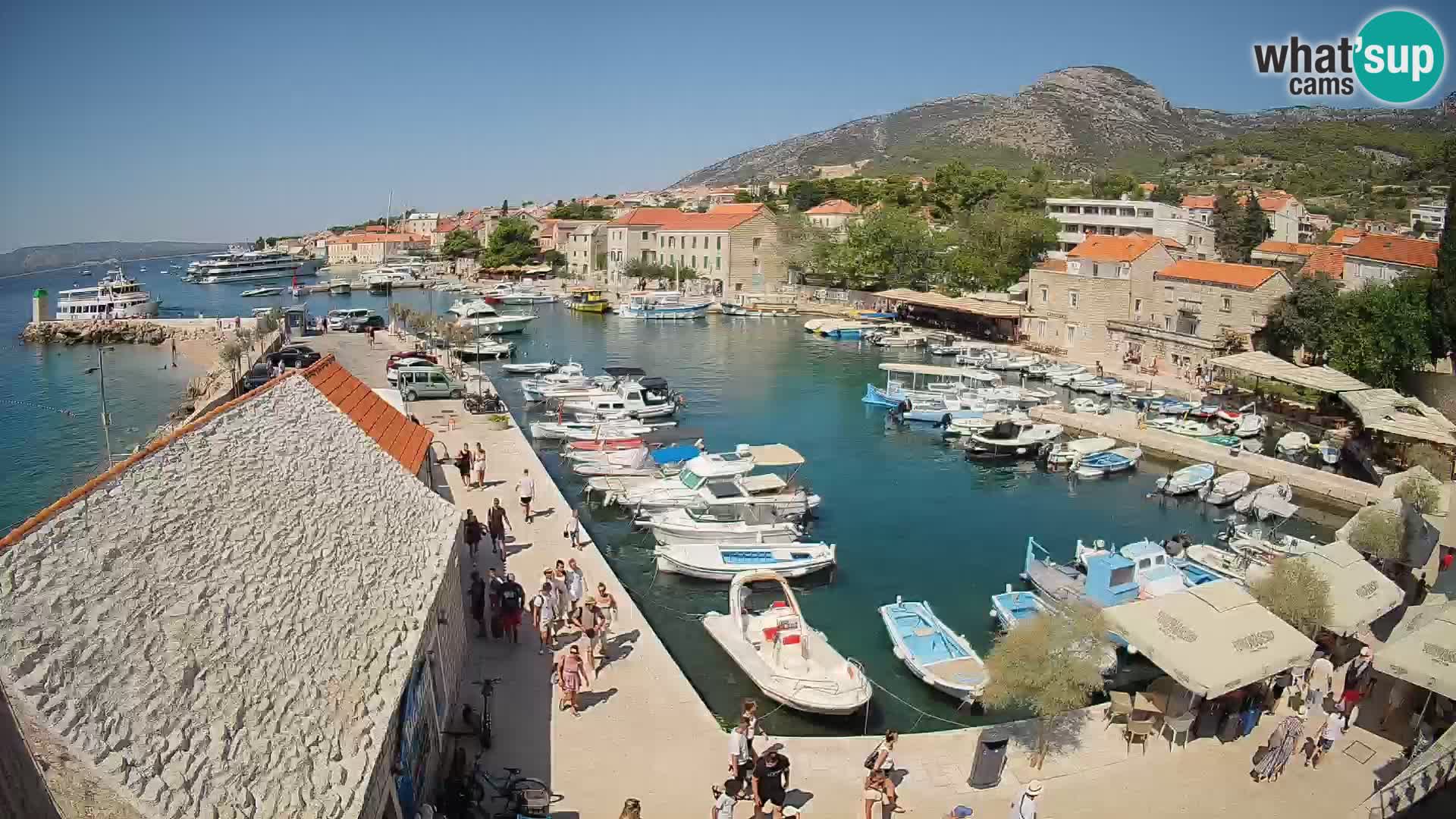 Spletna kamera Bol pristanišče – Pogled v živo na Rivo in marino