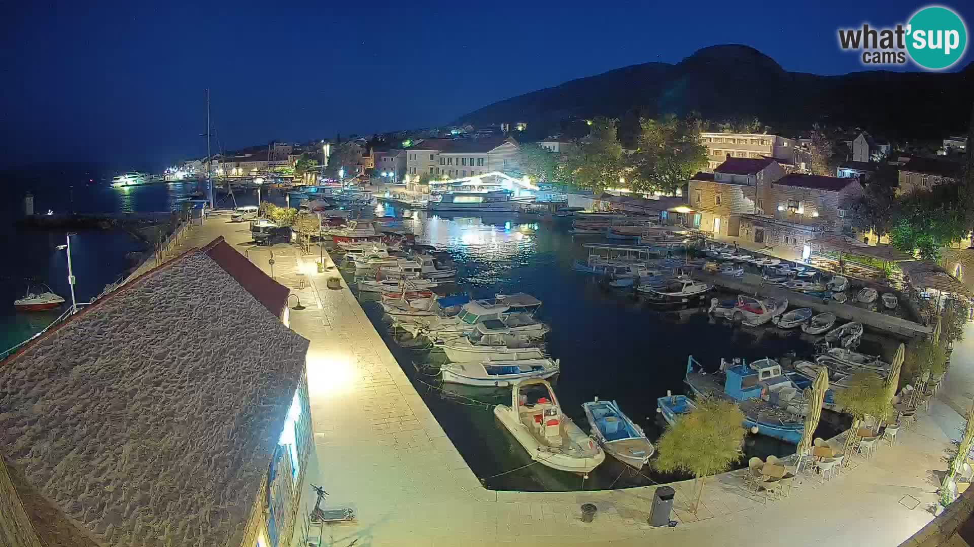 Spletna kamera Bol pristanišče – Pogled v živo na Rivo in marino