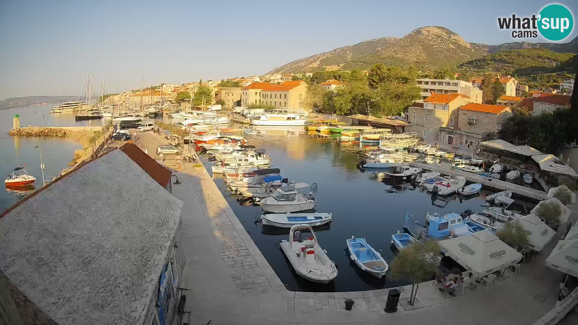 Web kamera Bol Riva – Pogled uživo na luku i marinu
