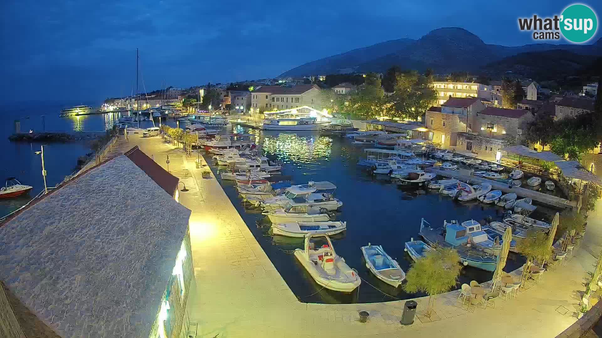 Web kamera Bol Riva – Pogled uživo na luku i marinu
