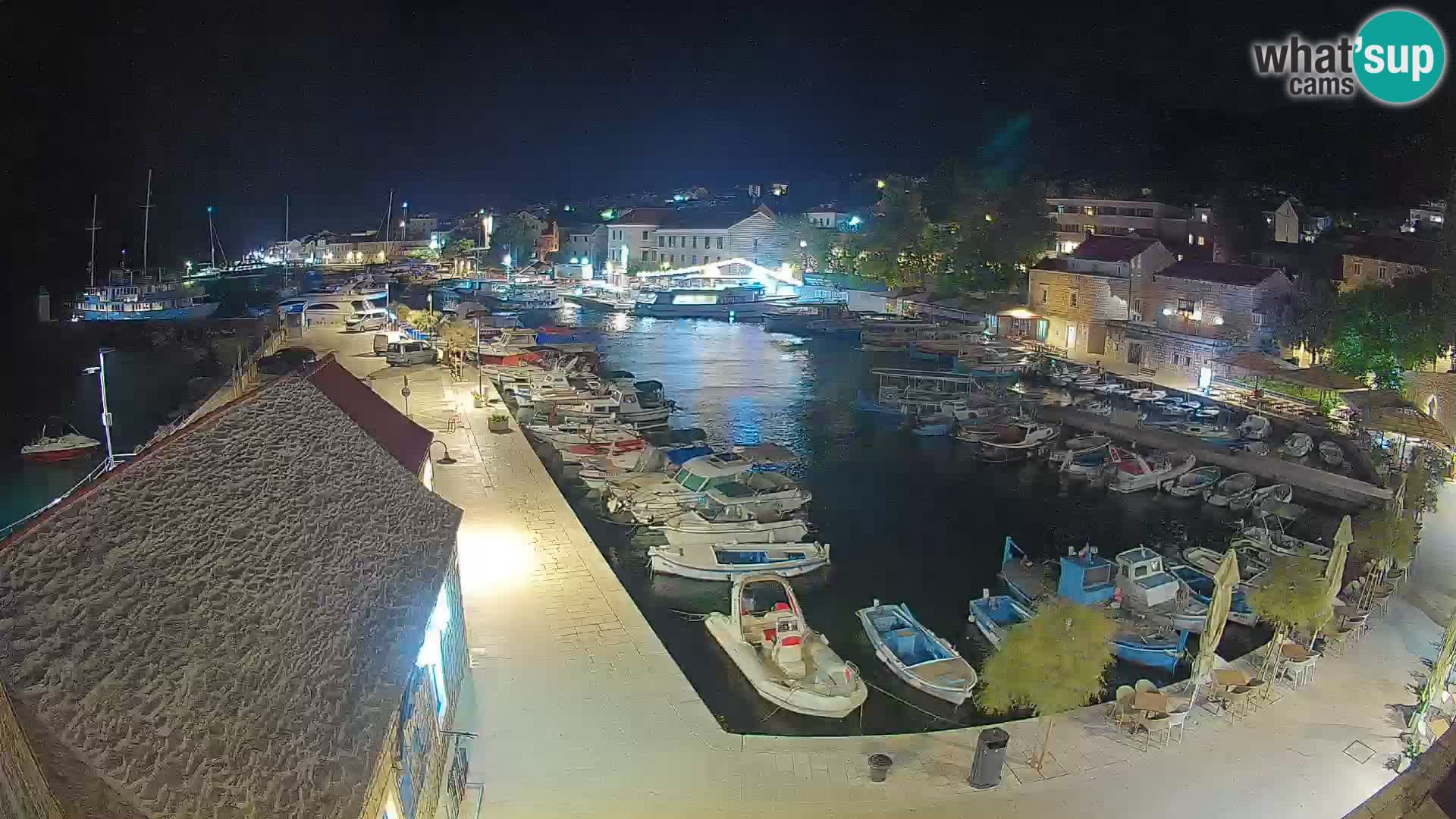 Web kamera Bol Riva – Pogled uživo na luku i marinu