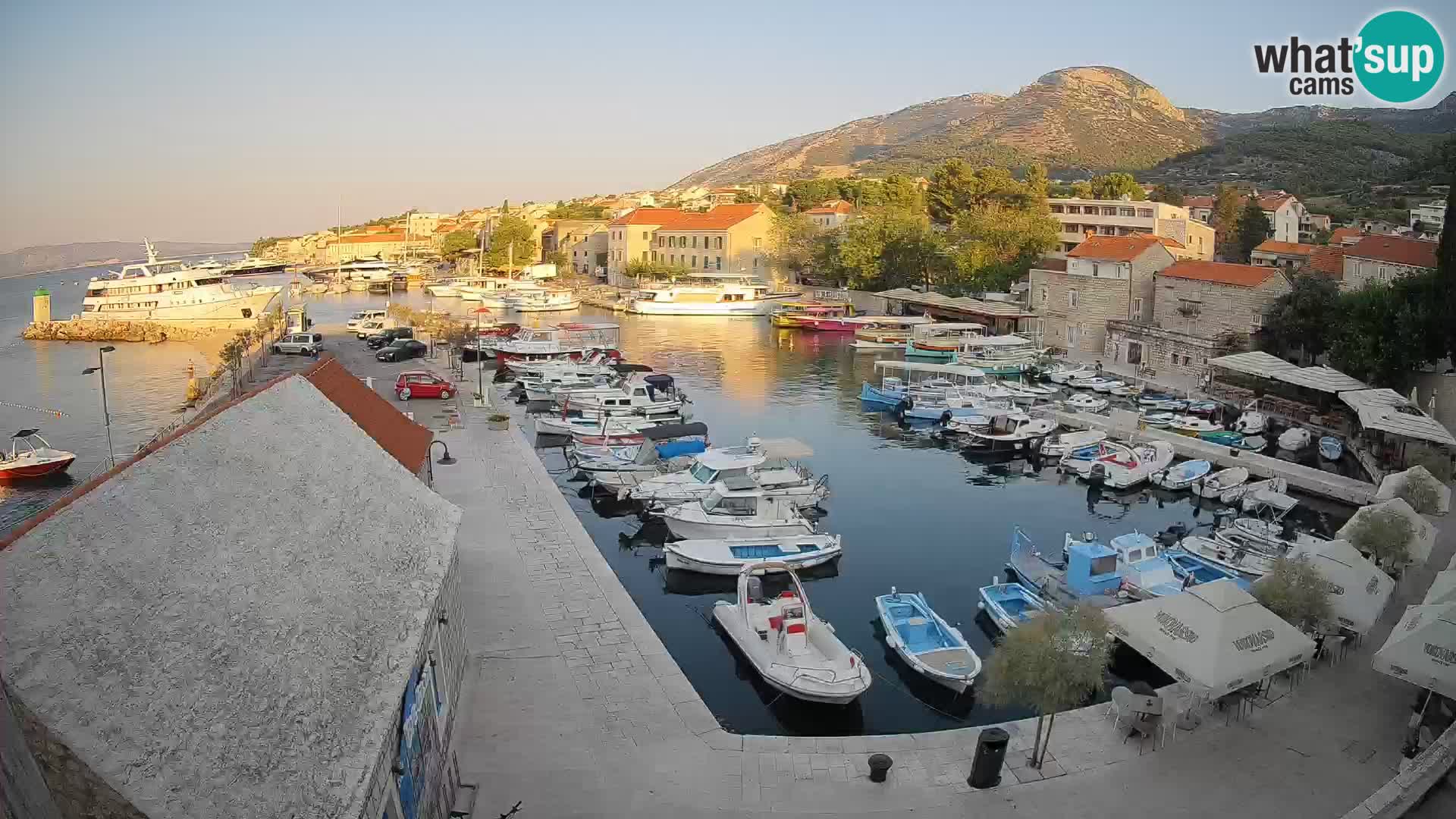 Web kamera Bol Riva – Pogled uživo na luku i marinu