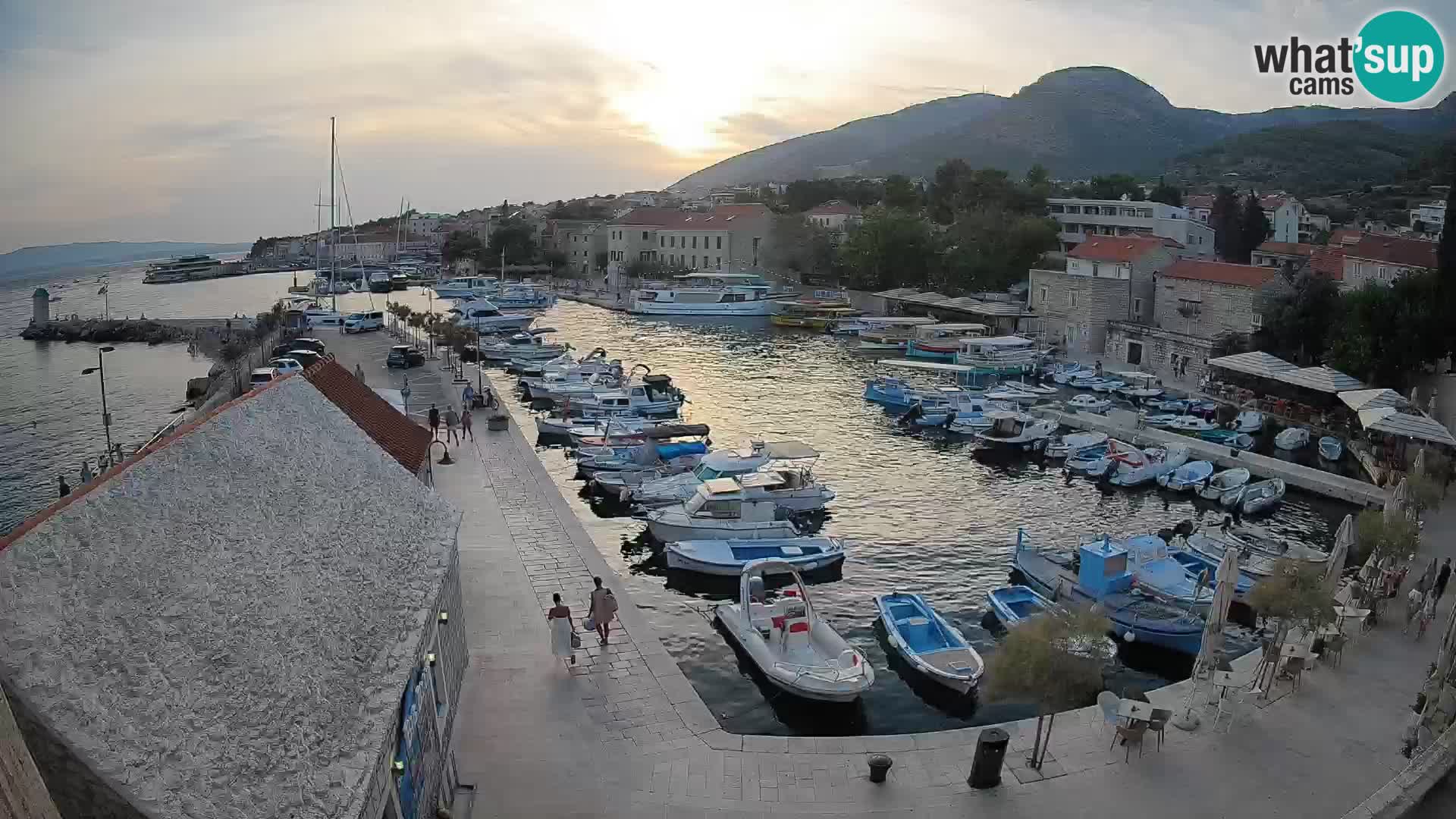 Web kamera Bol Riva – Pogled uživo na luku i marinu