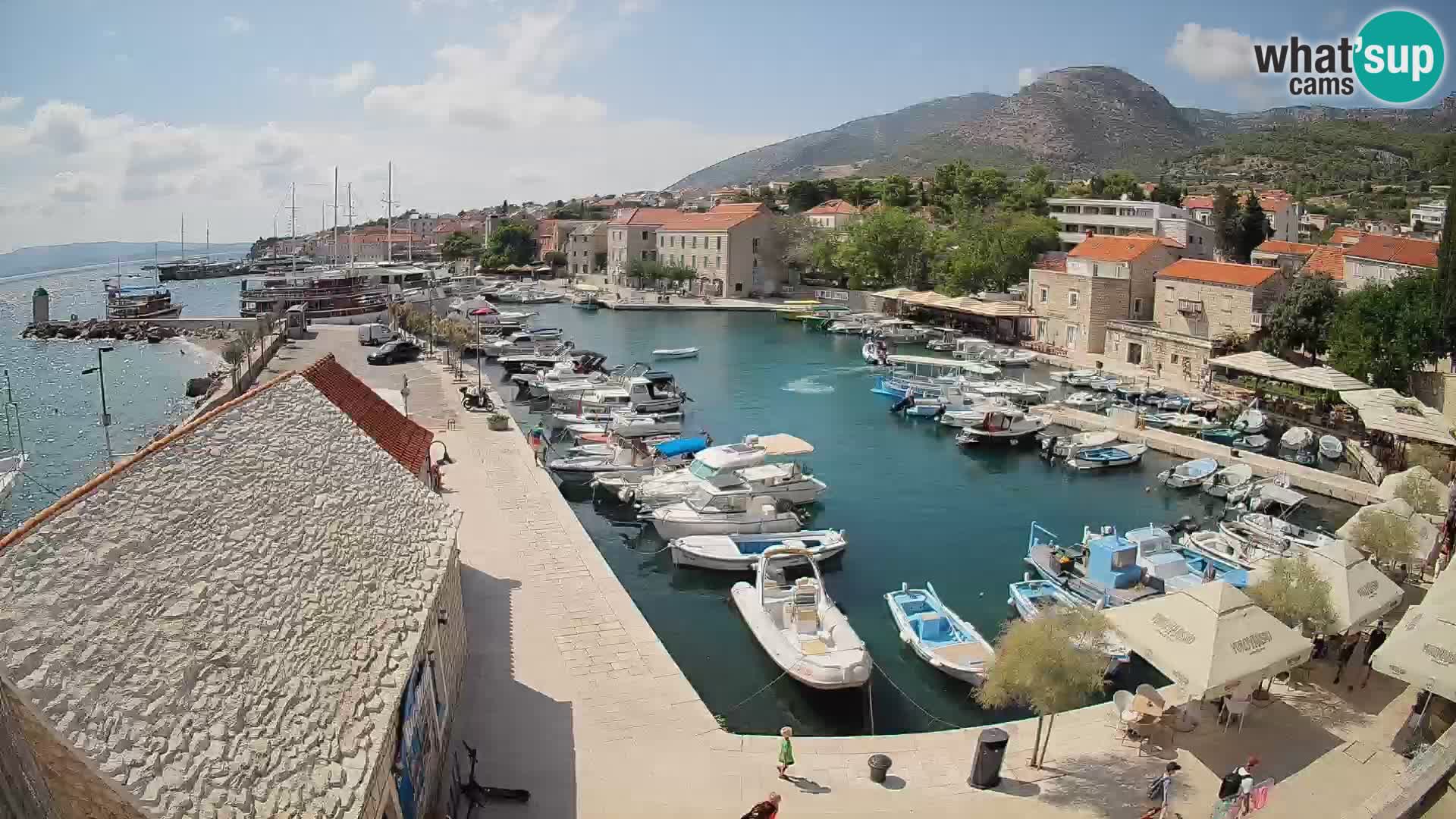 Web kamera Bol Riva – Pogled uživo na luku i marinu