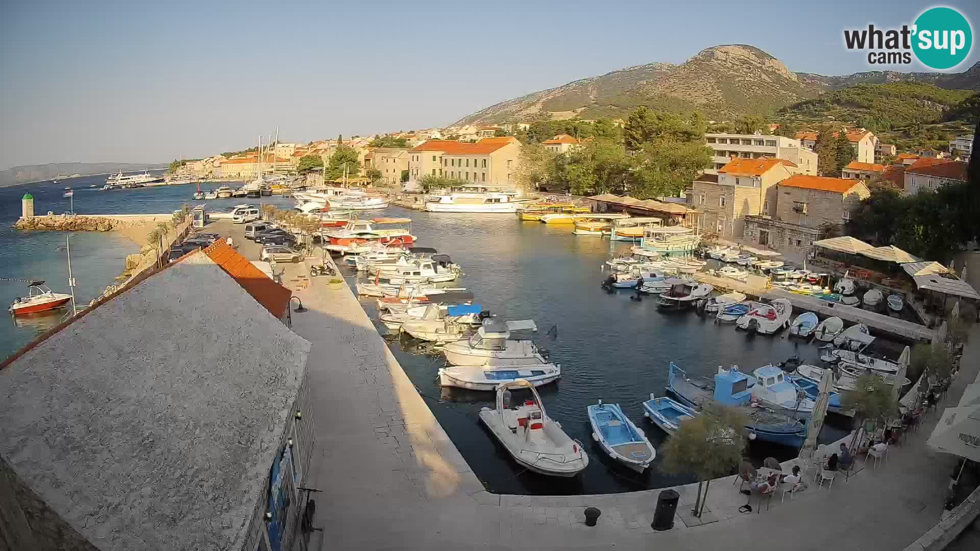 Web kamera Bol Riva – Pogled uživo na luku i marinu