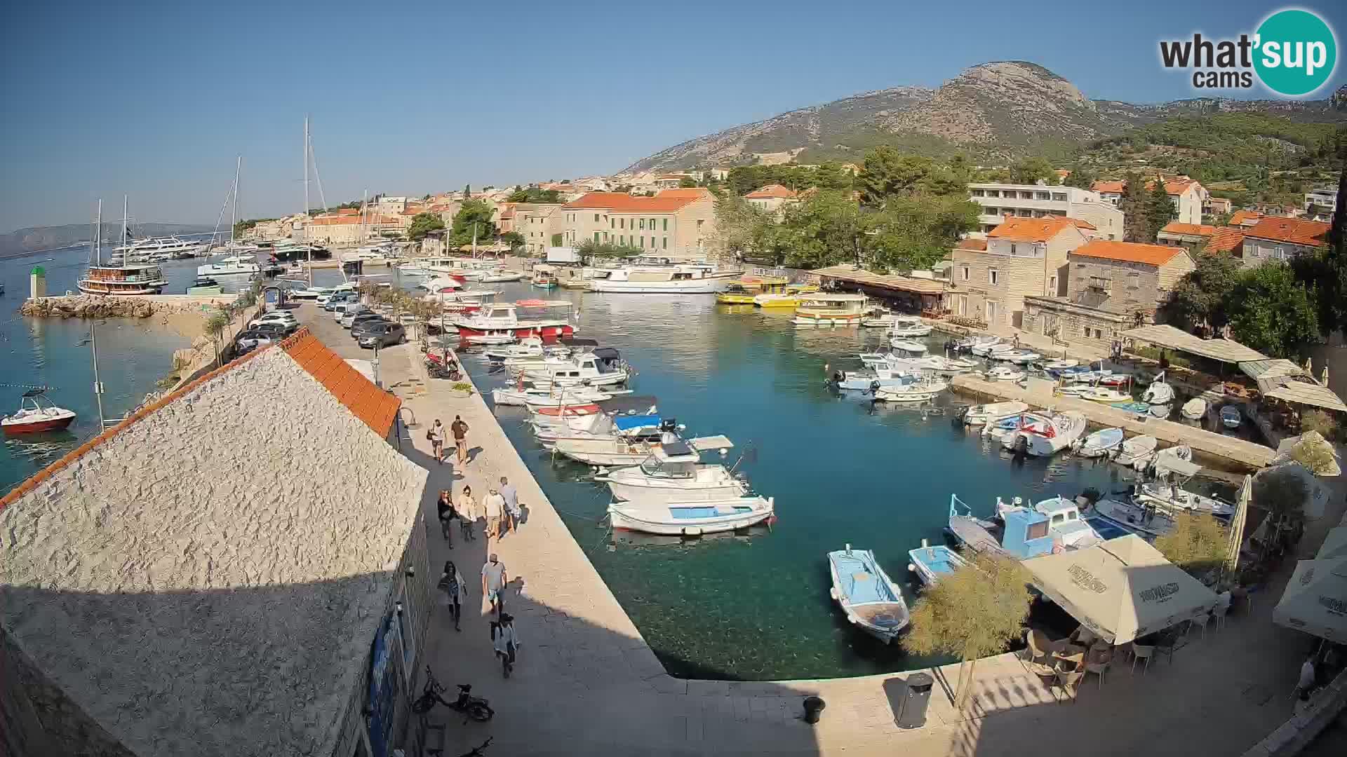 Spletna kamera Bol pristanišče – Pogled v živo na Rivo in marino