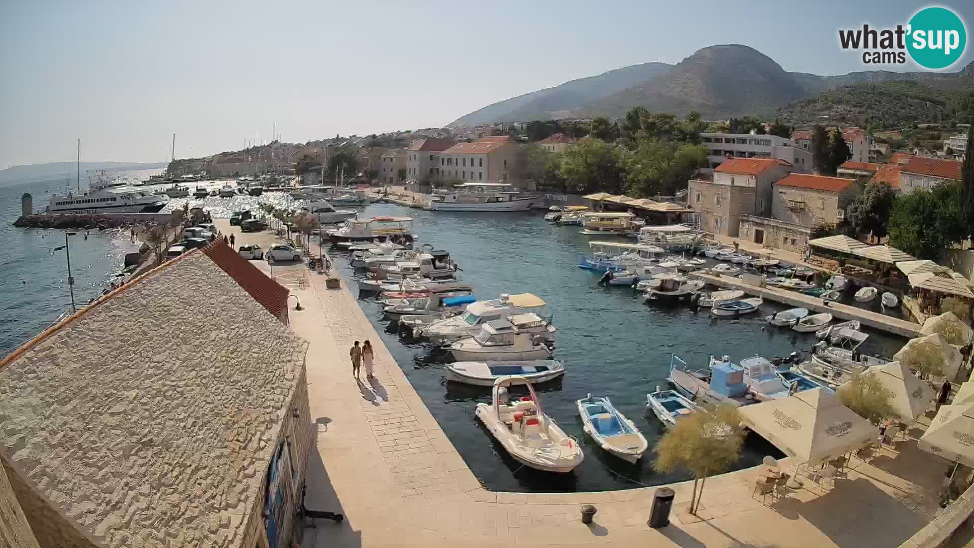 Web kamera Bol Riva – Pogled uživo na luku i marinu