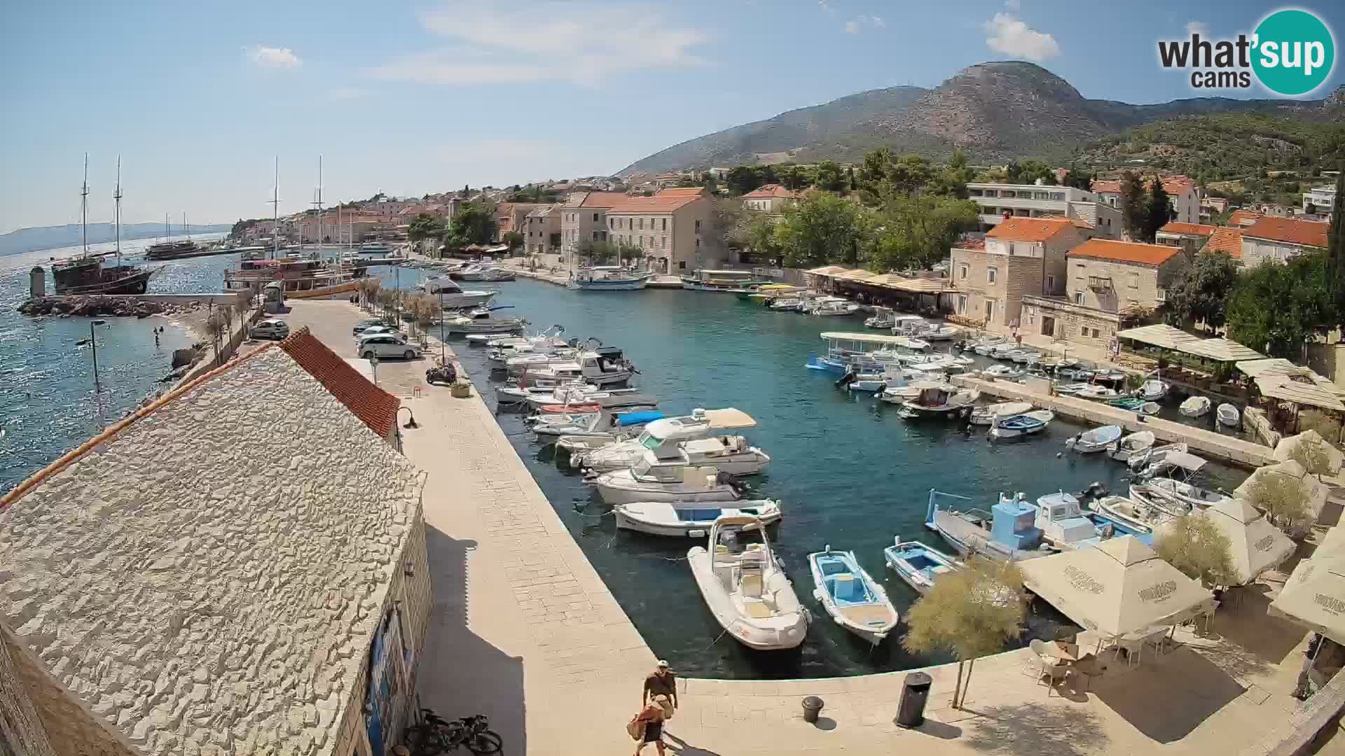 Spletna kamera Bol pristanišče – Pogled v živo na Rivo in marino