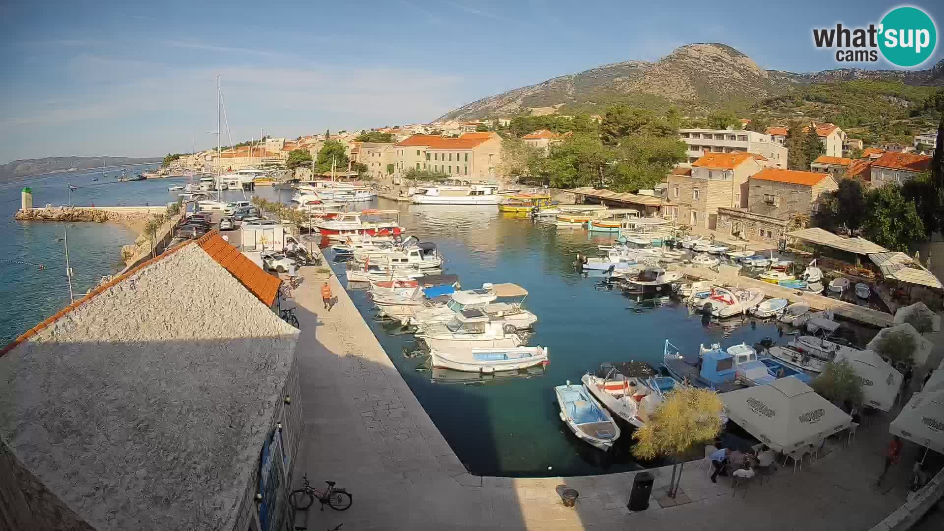 Spletna kamera Bol pristanišče – Pogled v živo na Rivo in marino