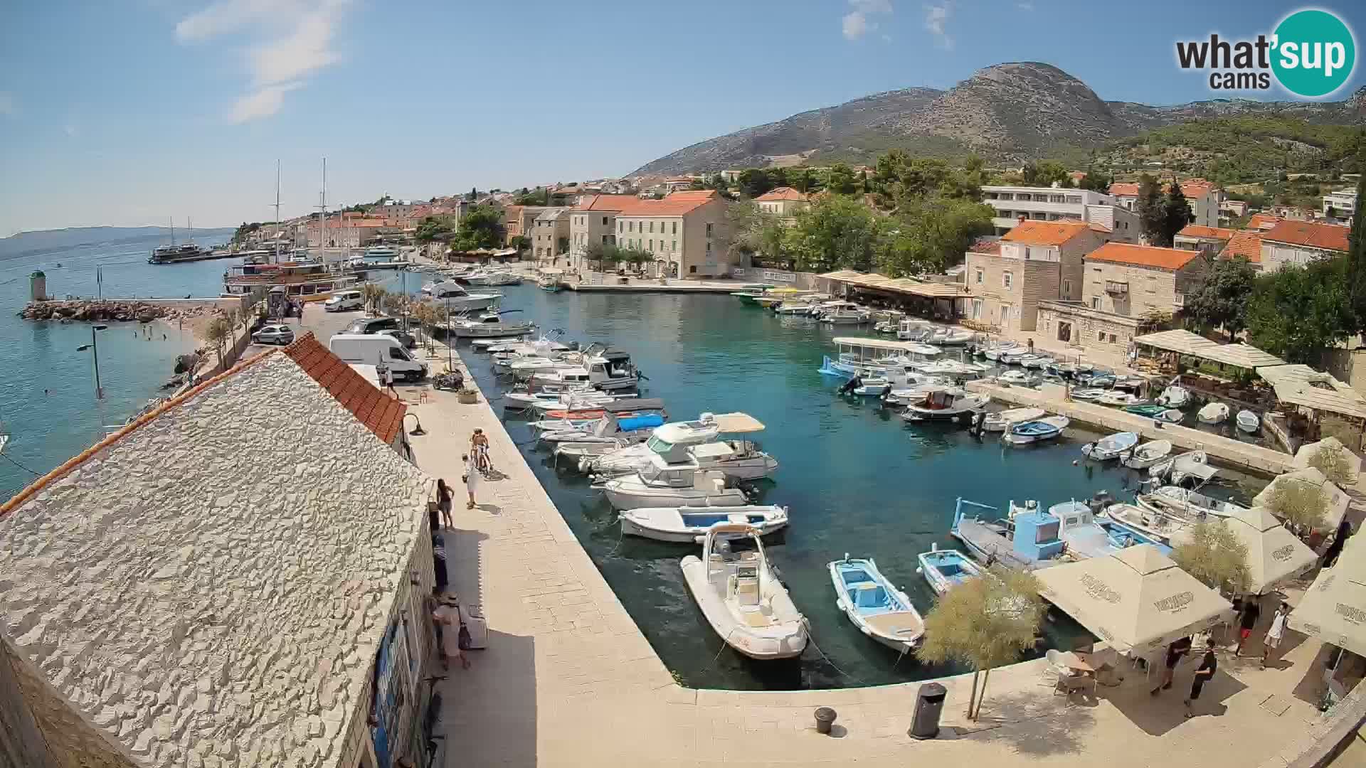 Web kamera Bol Riva – Pogled uživo na luku i marinu