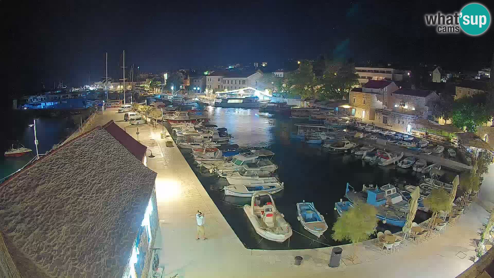 Spletna kamera Bol pristanišče – Pogled v živo na Rivo in marino