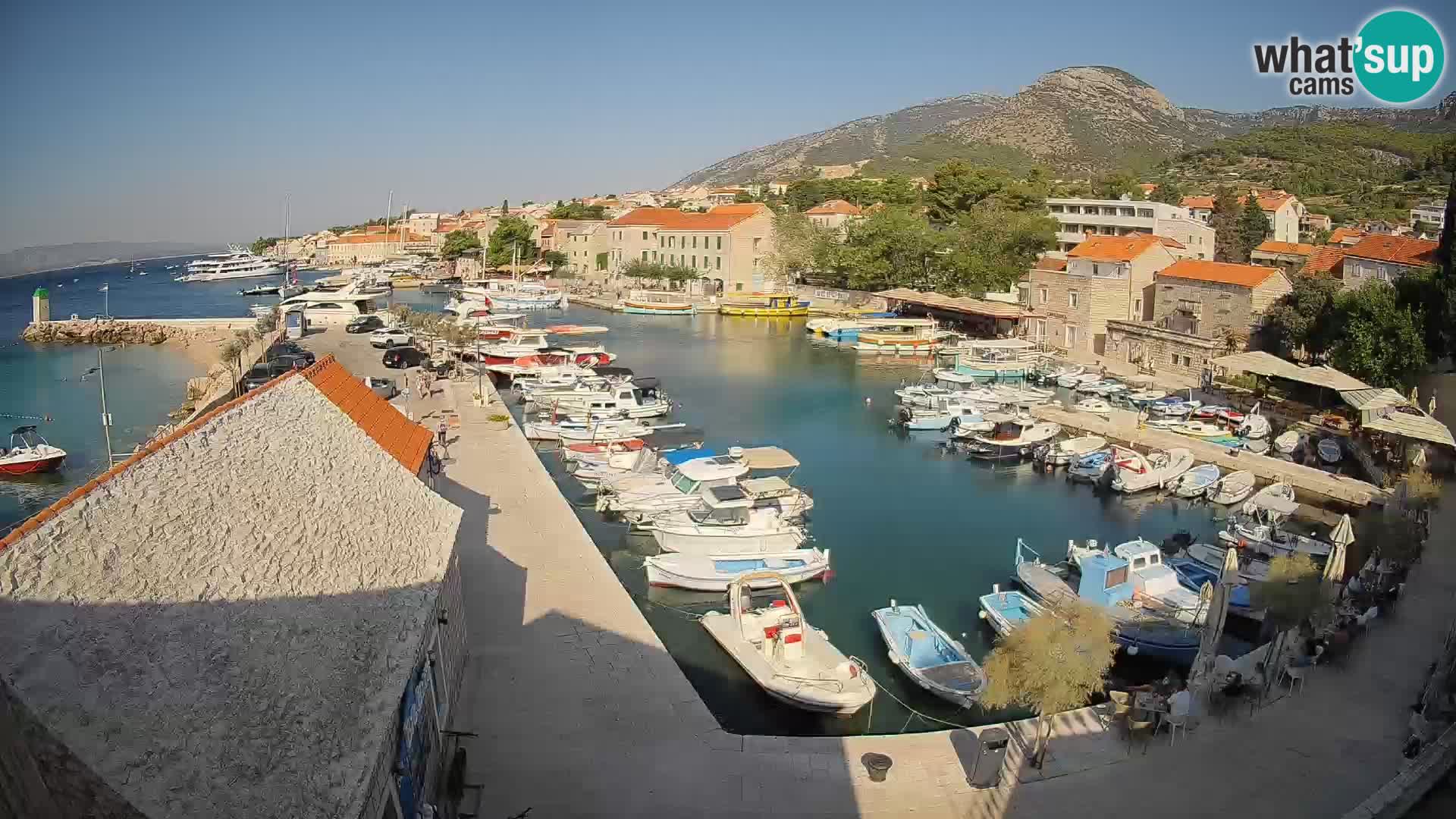 Spletna kamera Bol pristanišče – Pogled v živo na Rivo in marino