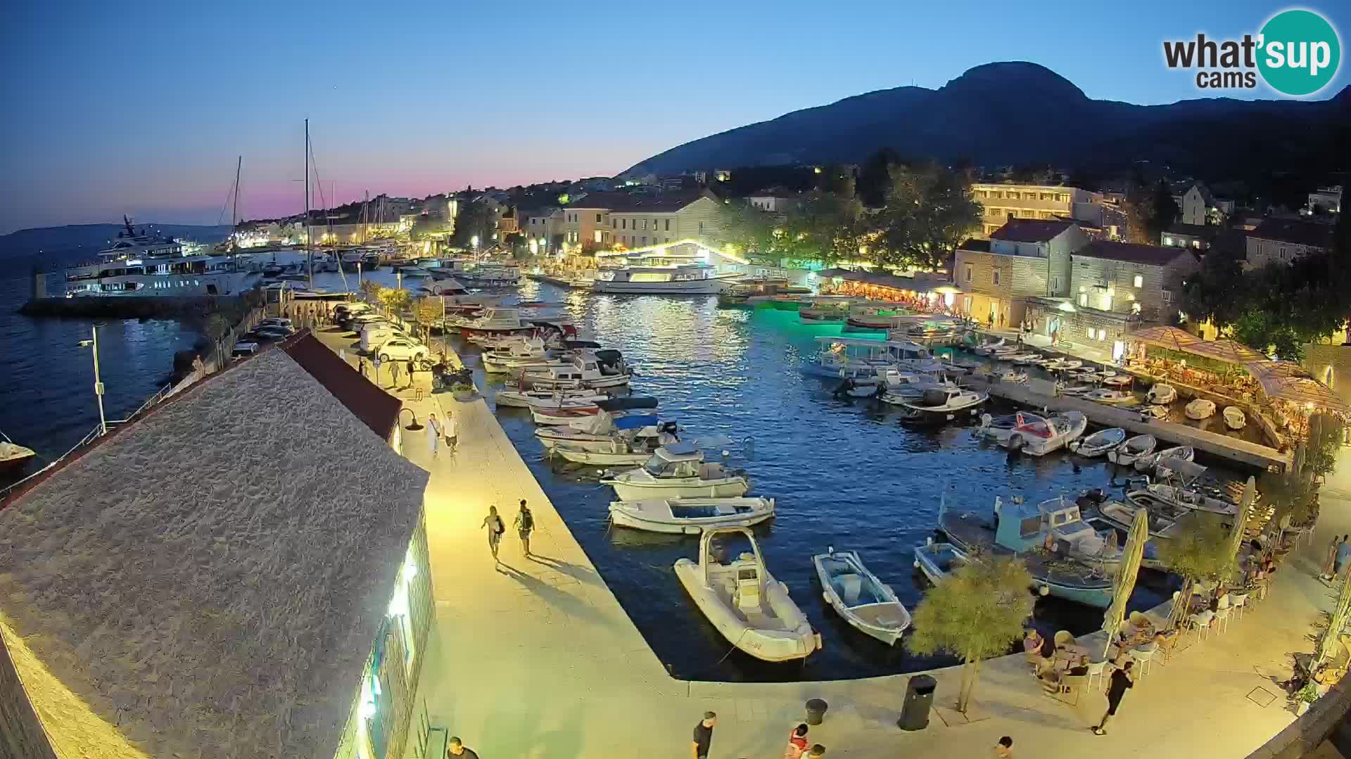 Web kamera Bol Riva – Pogled uživo na luku i marinu