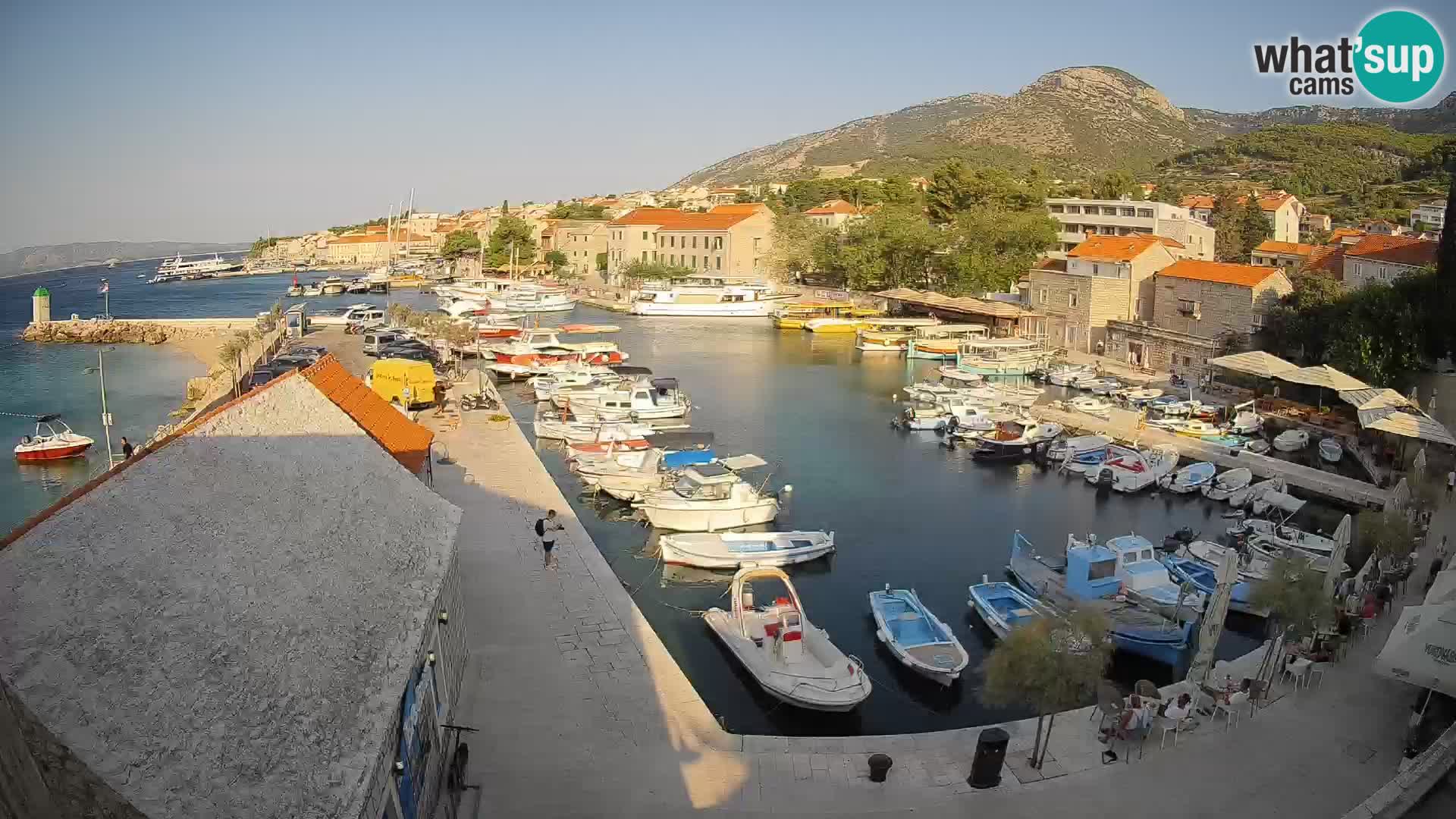 Web kamera Bol Riva – Pogled uživo na luku i marinu