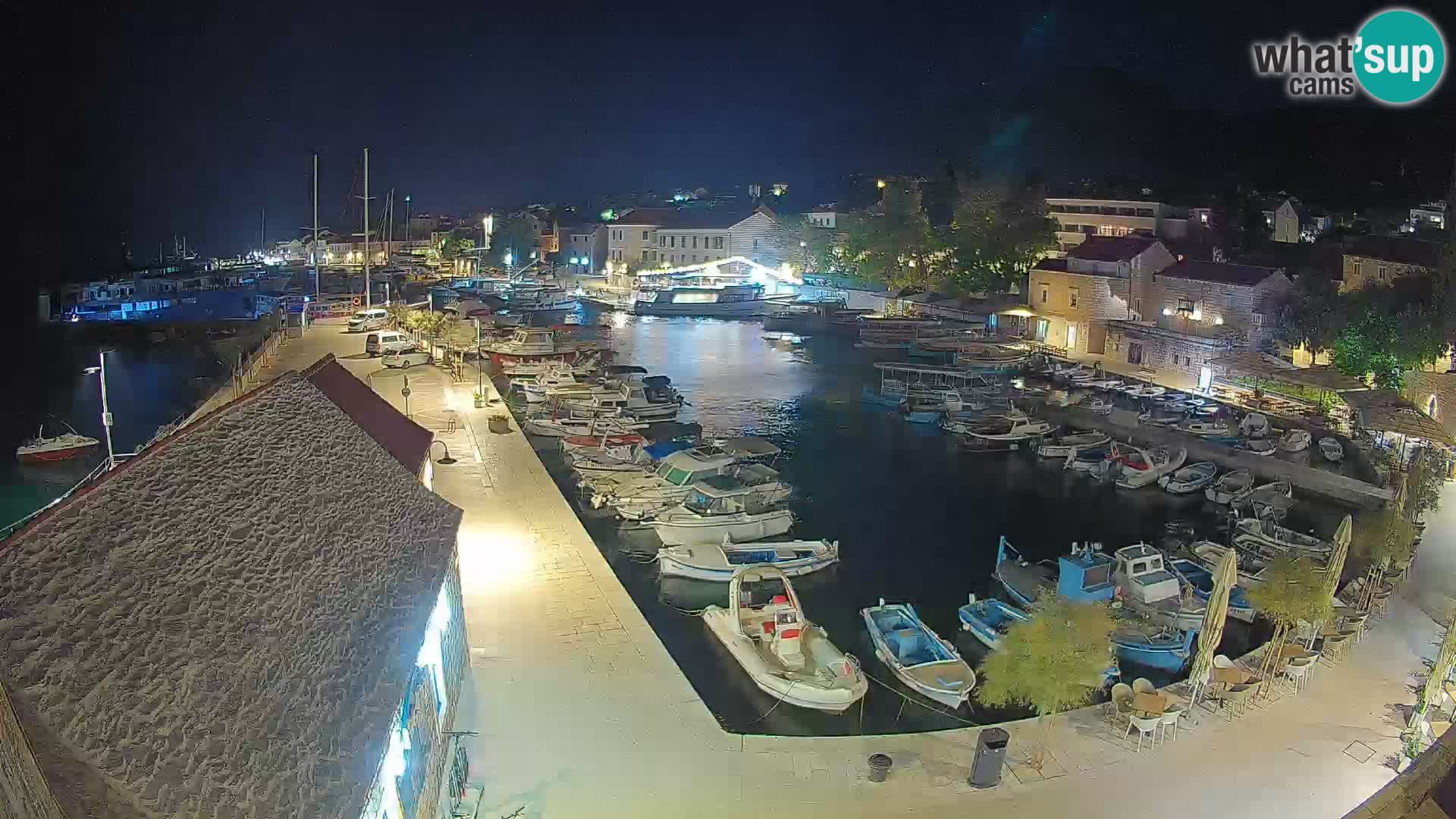 Spletna kamera Bol pristanišče – Pogled v živo na Rivo in marino