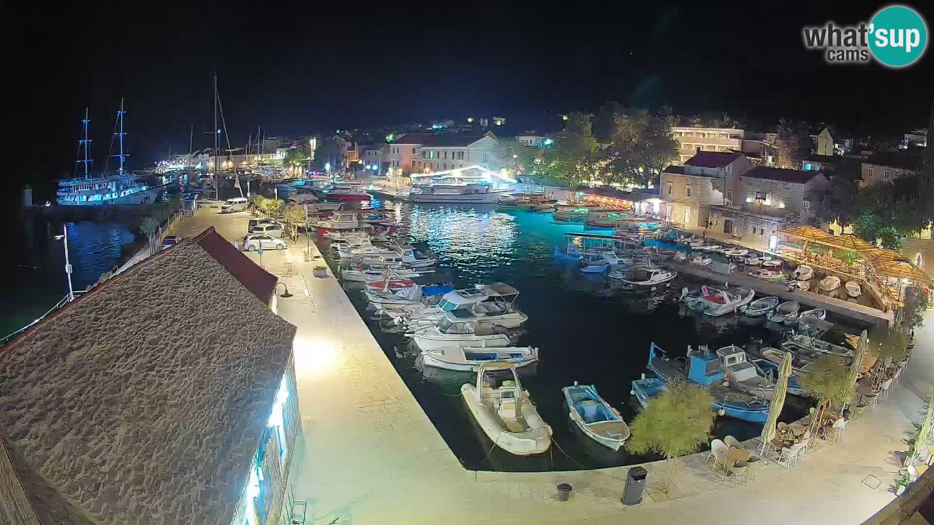 Spletna kamera Bol pristanišče – Pogled v živo na Rivo in marino