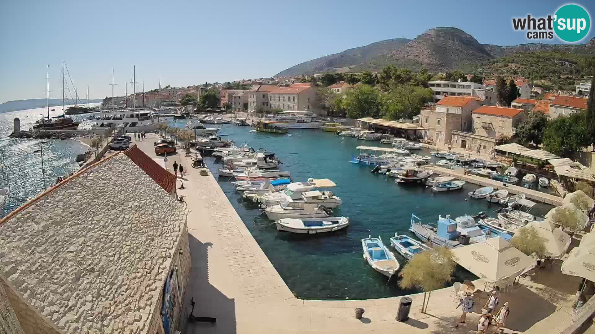 Web kamera Bol Riva – Pogled uživo na luku i marinu