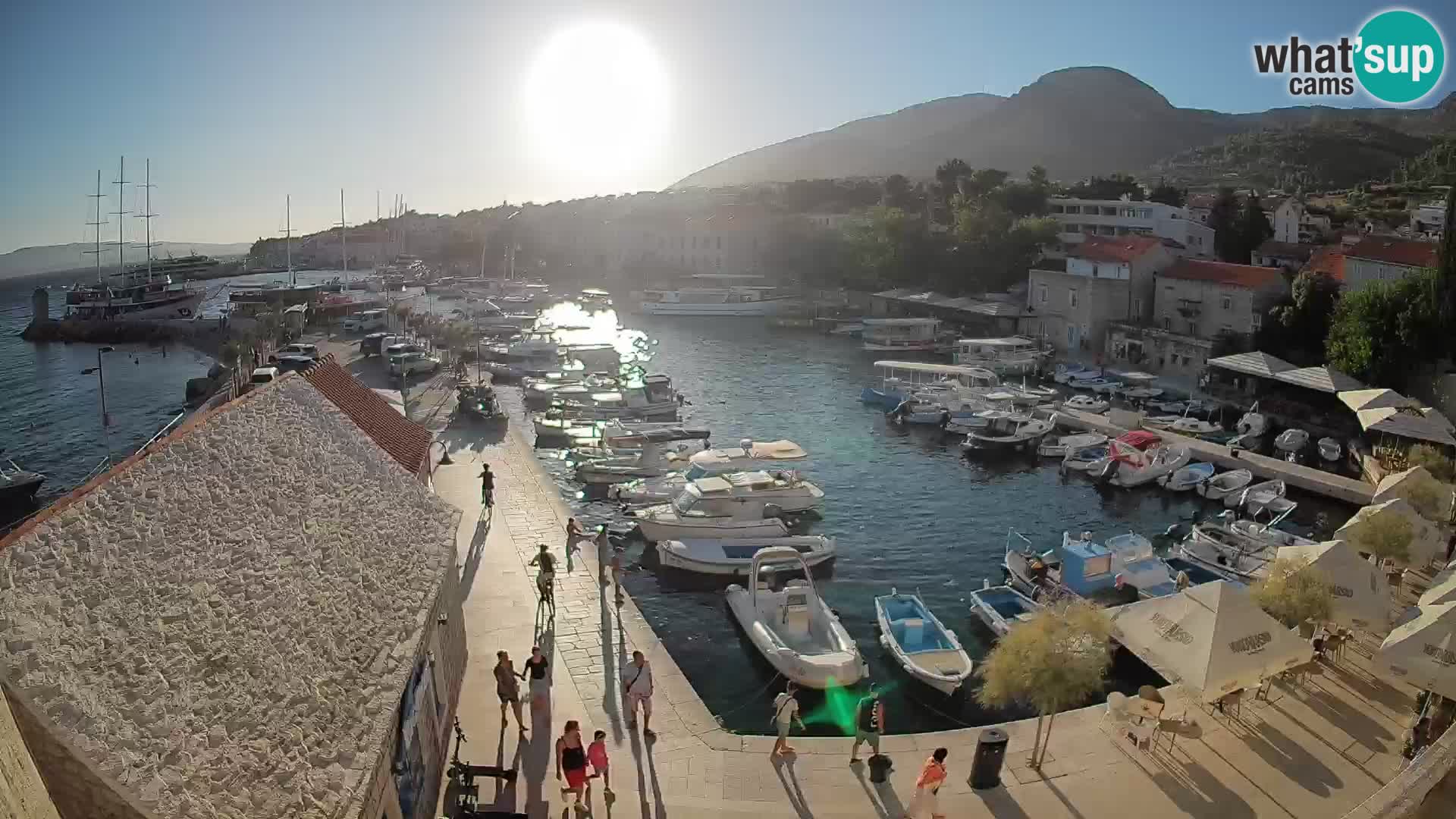 Web kamera Bol Riva – Pogled uživo na luku i marinu