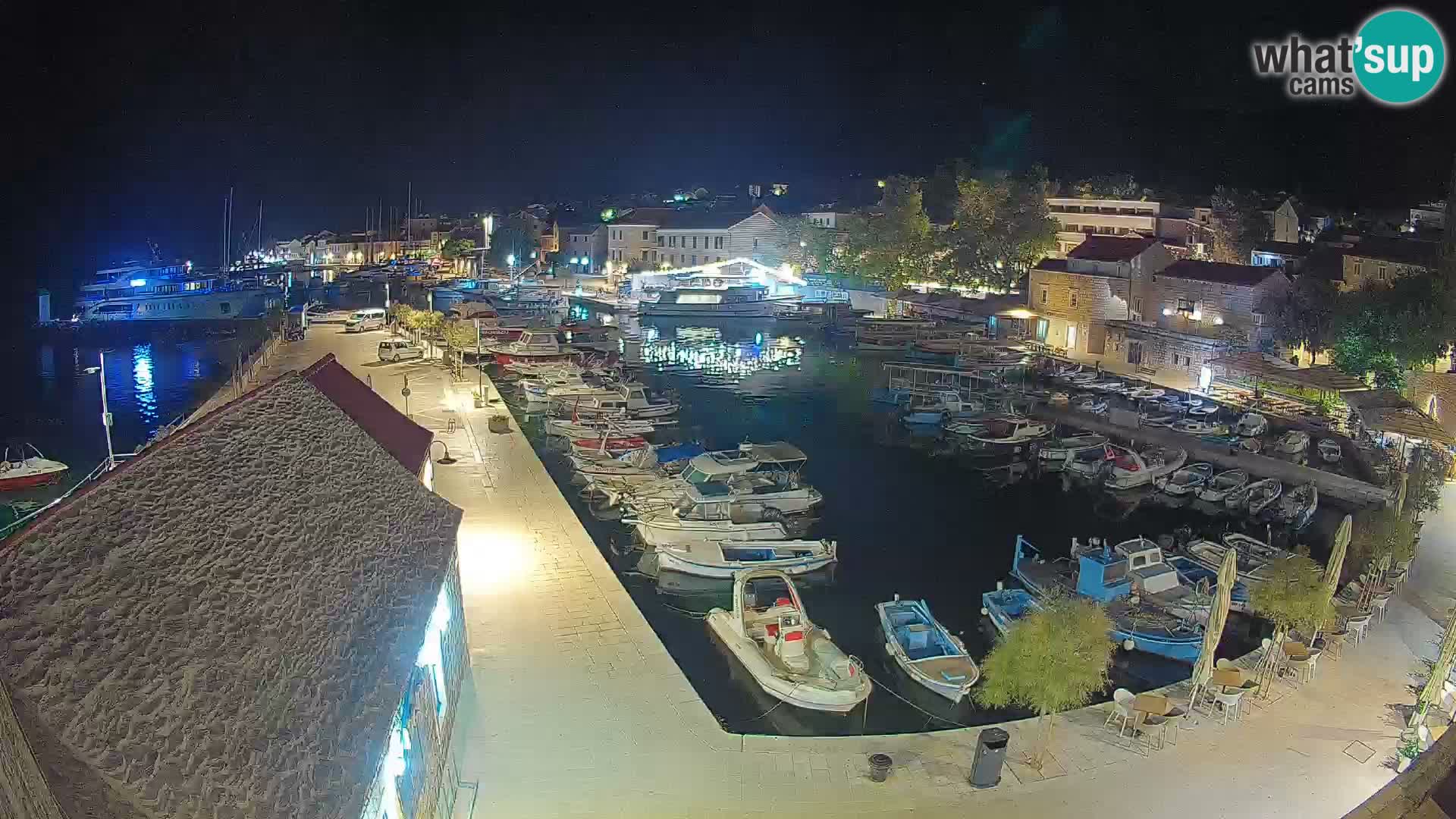 Spletna kamera Bol pristanišče – Pogled v živo na Rivo in marino