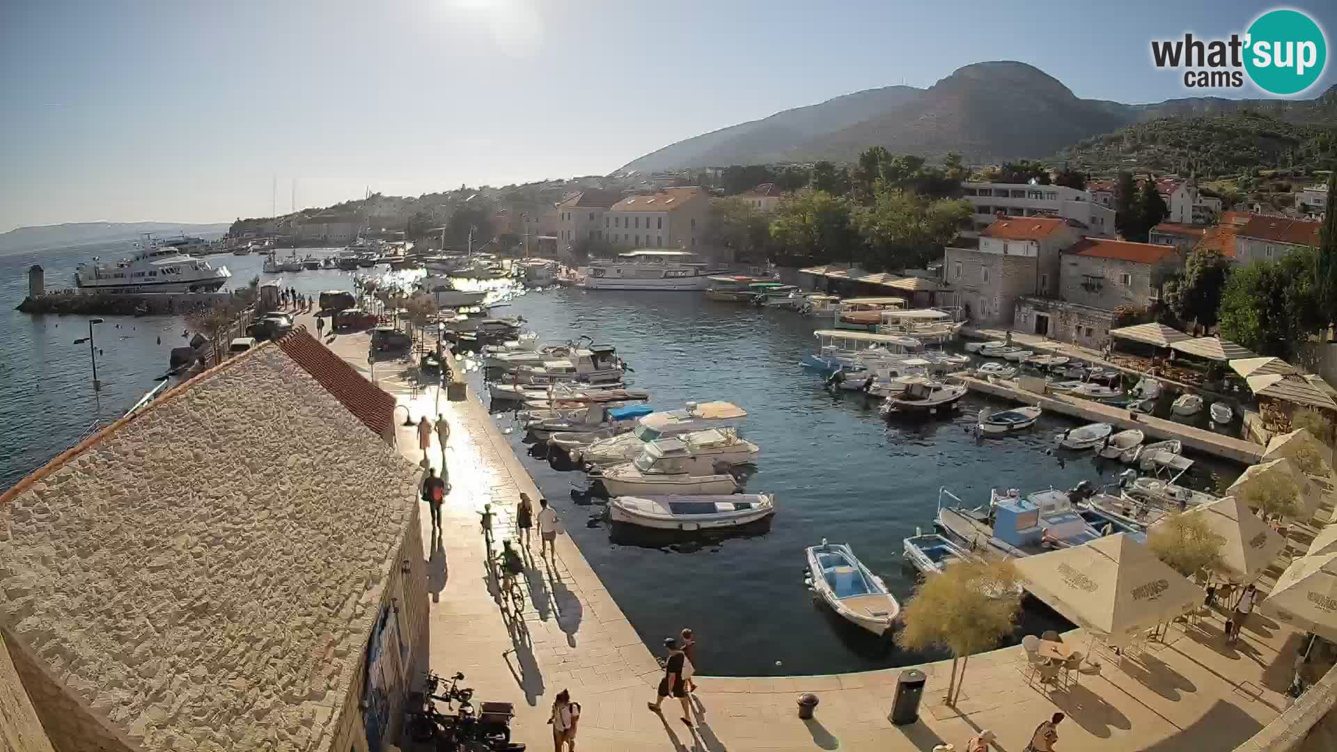 Web kamera Bol Riva – Pogled uživo na luku i marinu