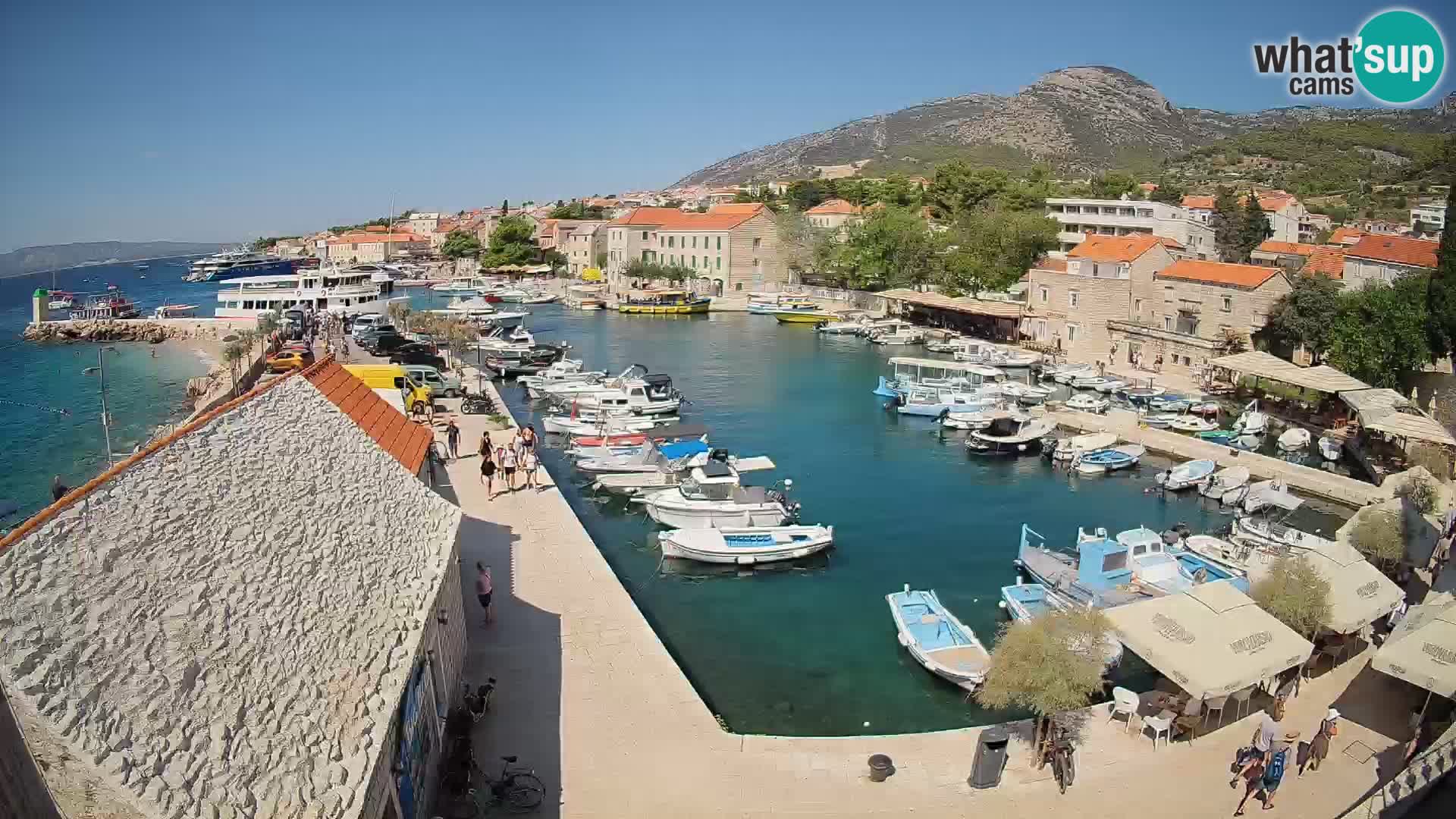Web kamera Bol Riva – Pogled uživo na luku i marinu
