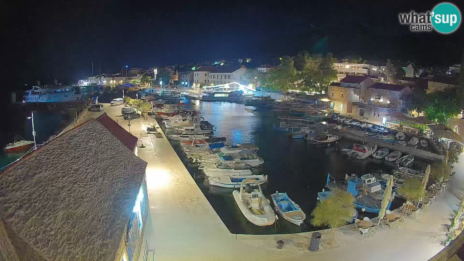 Web kamera Bol Riva – Pogled uživo na luku i marinu