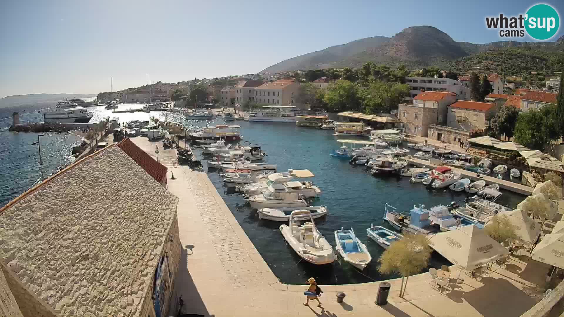Web kamera Bol Riva – Pogled uživo na luku i marinu