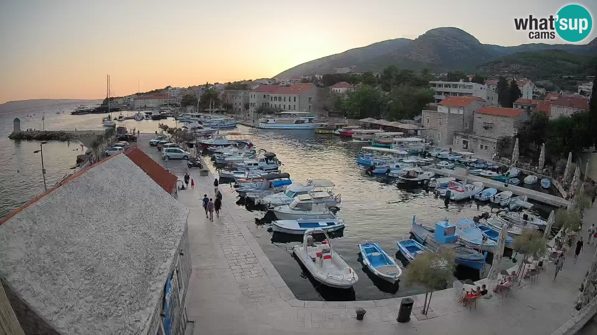 Web kamera Bol Riva – Pogled uživo na luku i marinu