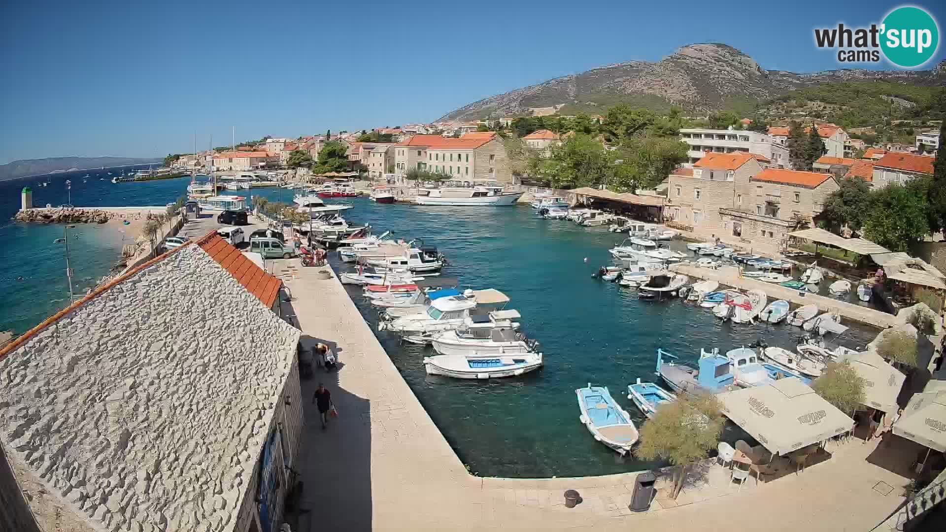 Spletna kamera Bol pristanišče – Pogled v živo na Rivo in marino