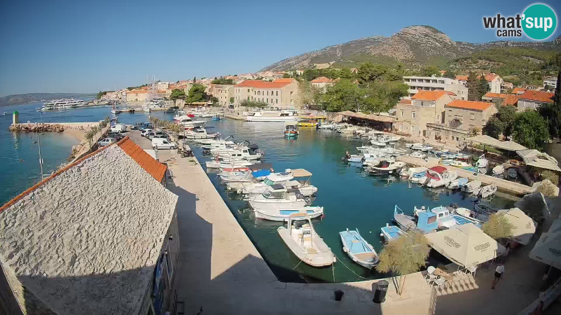 Spletna kamera Bol pristanišče – Pogled v živo na Rivo in marino